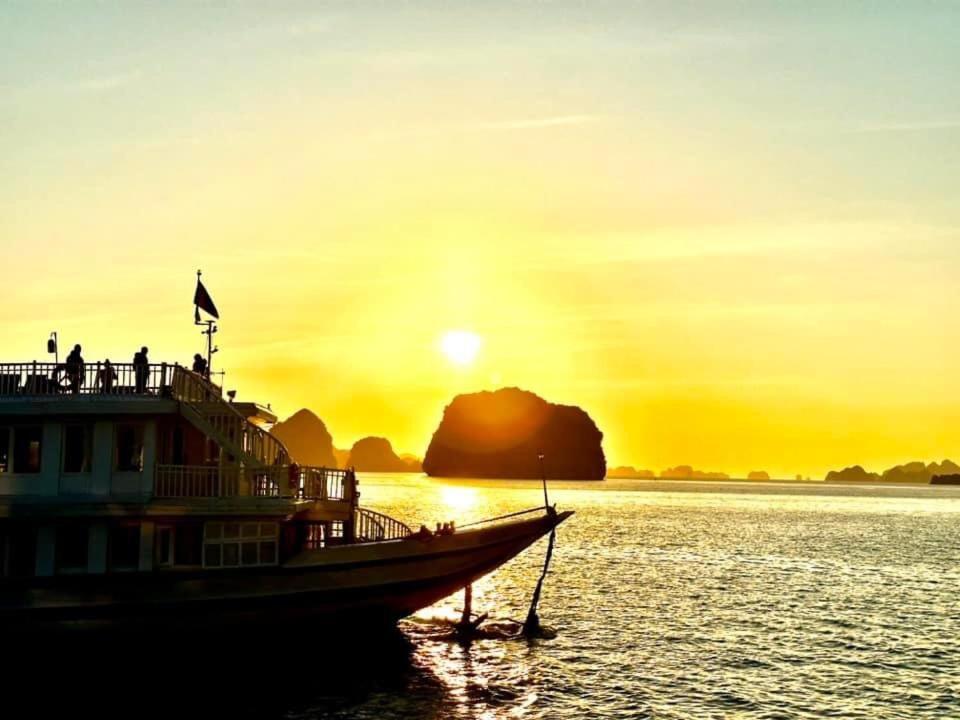 Garden Bay Classic Cruise Hotel Ha Long
