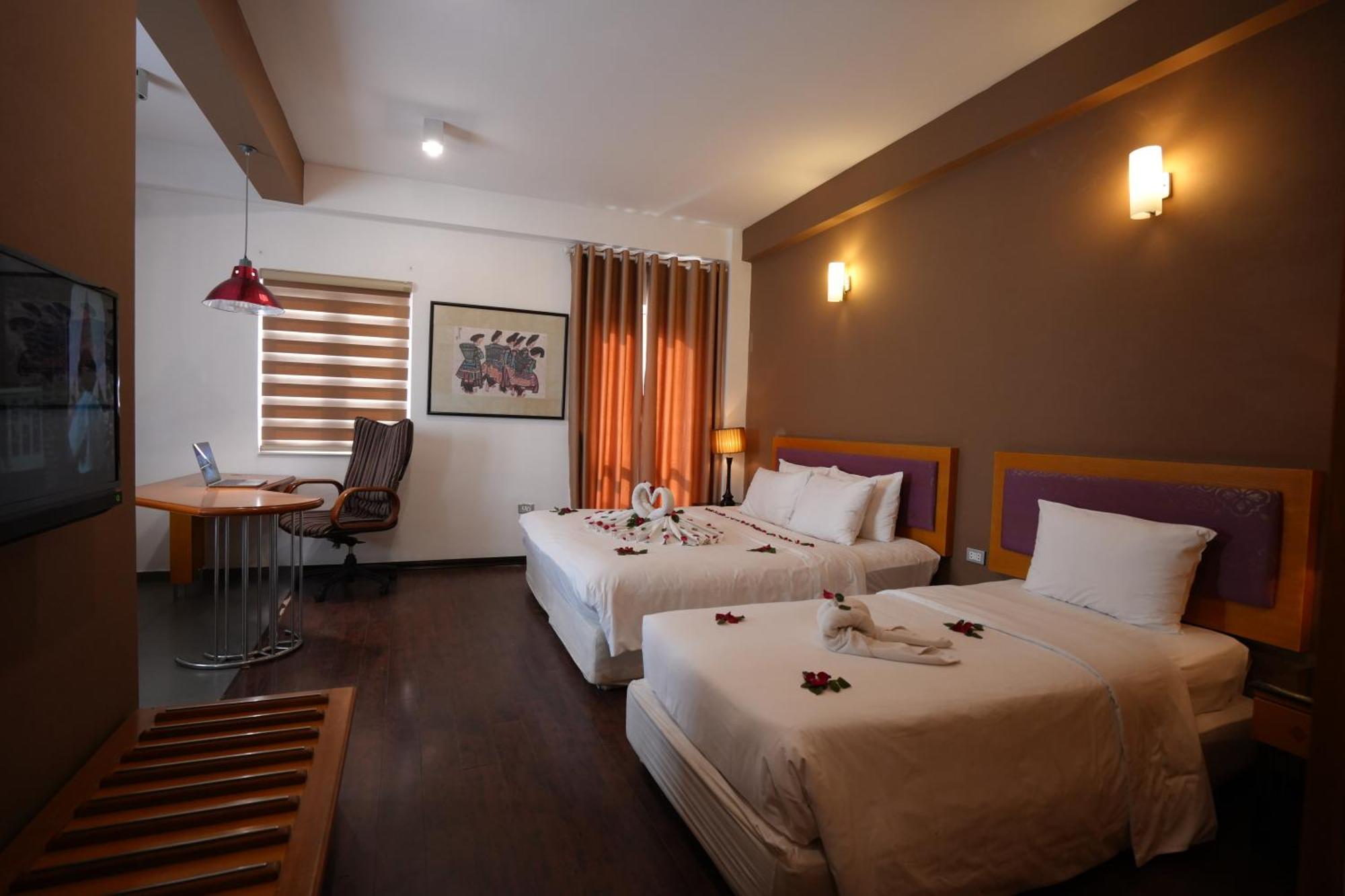 Golden Sunshine And Travel Hotel