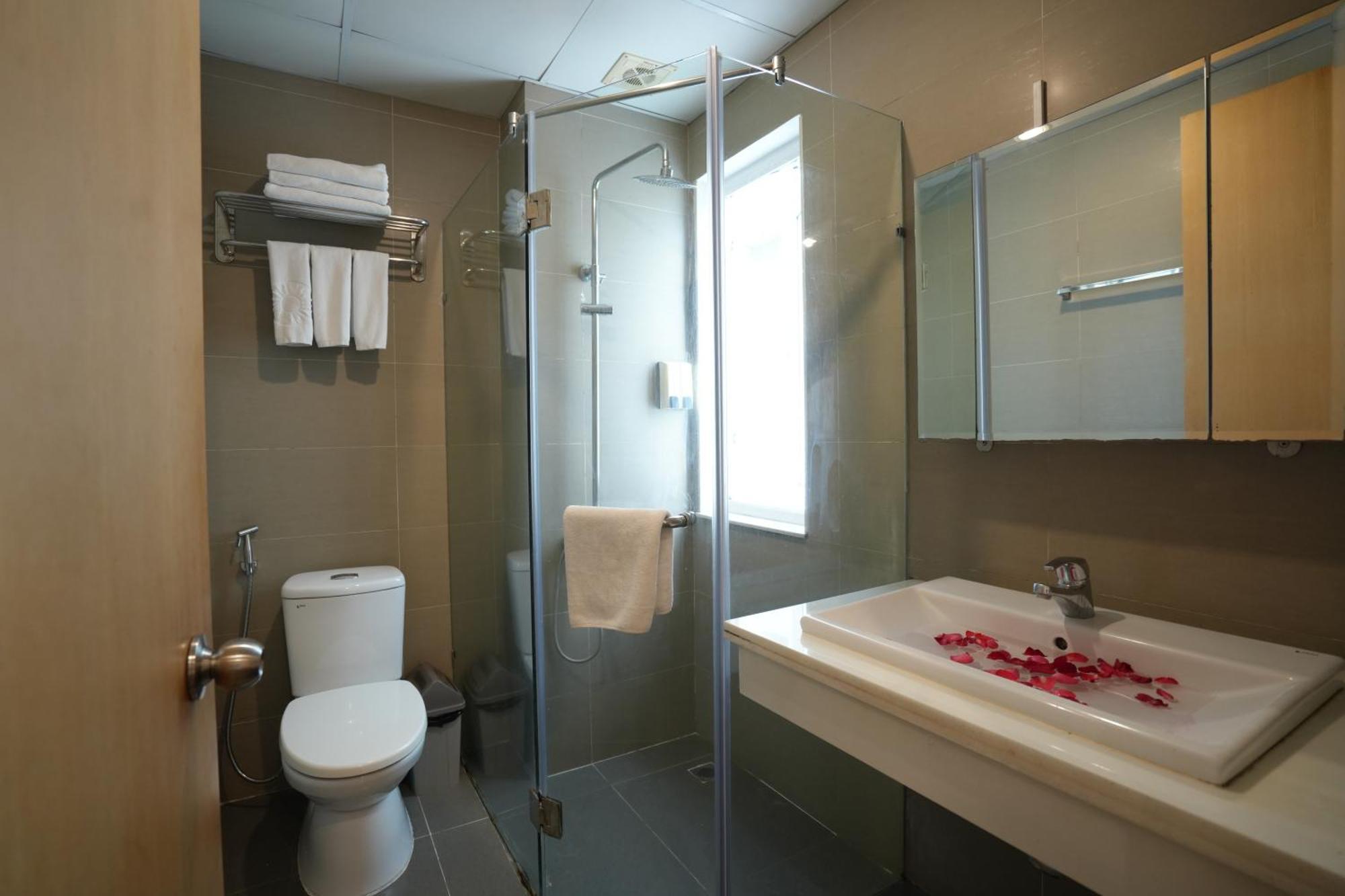 Golden Sunshine And Travel Hotel 4*