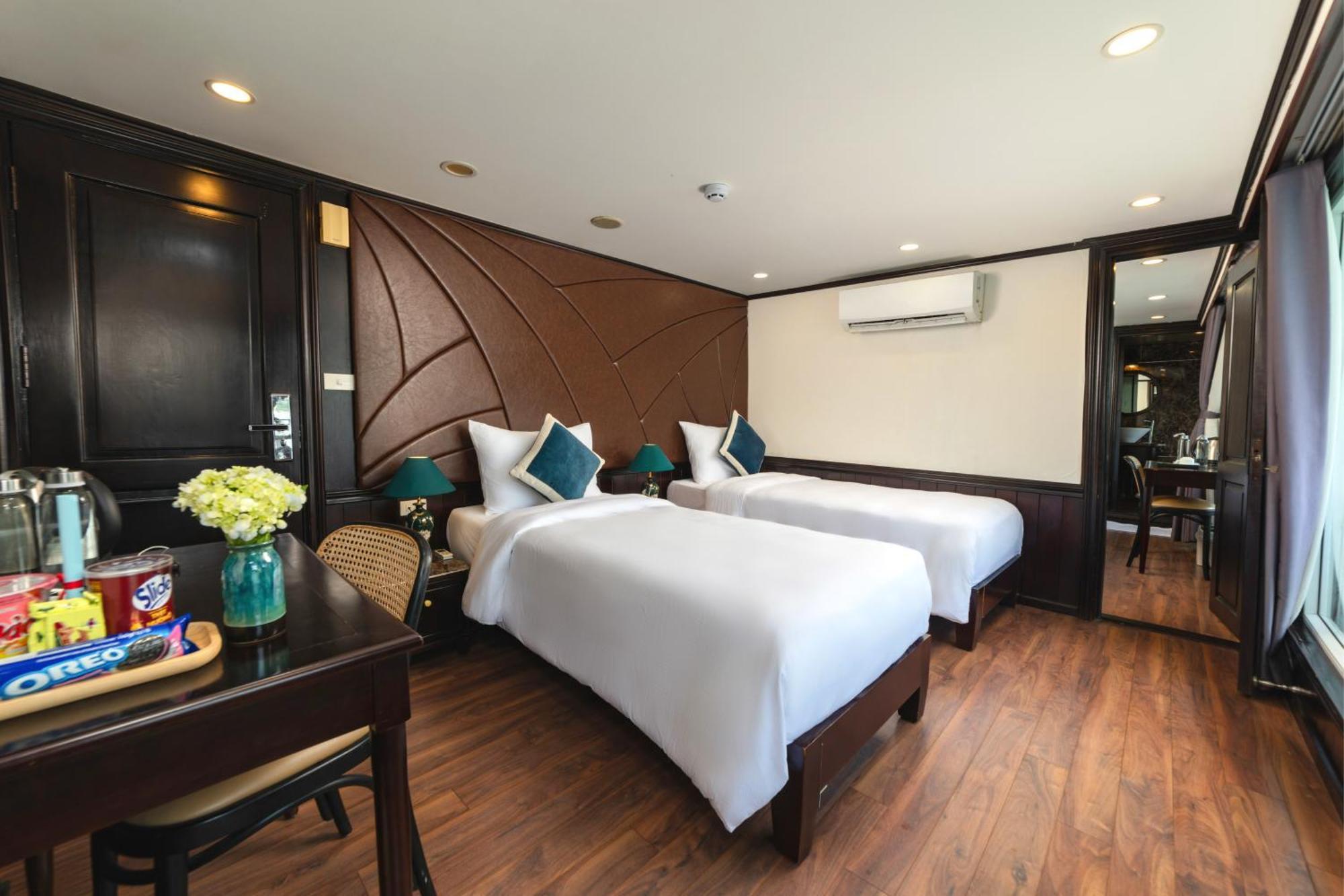 Amanda Cruise On Bay Ha Long