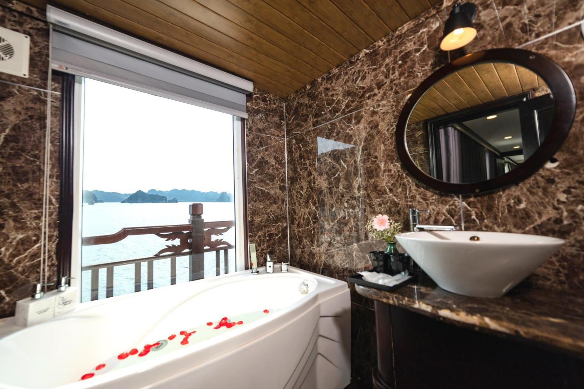 Amanda Cruise On Bay Ha Long