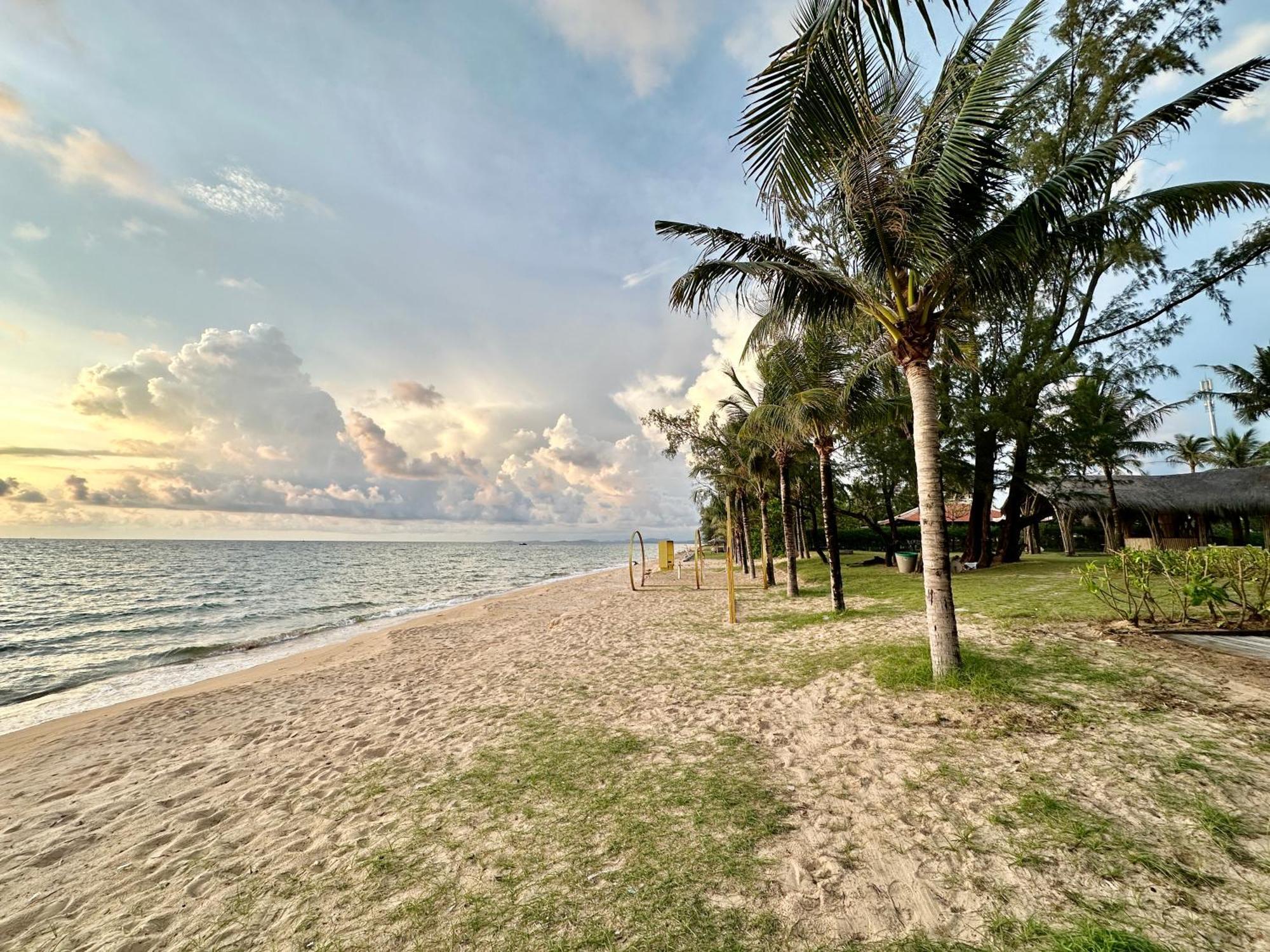 Bellevue West 4br Beachfront With Private Swimming Pool