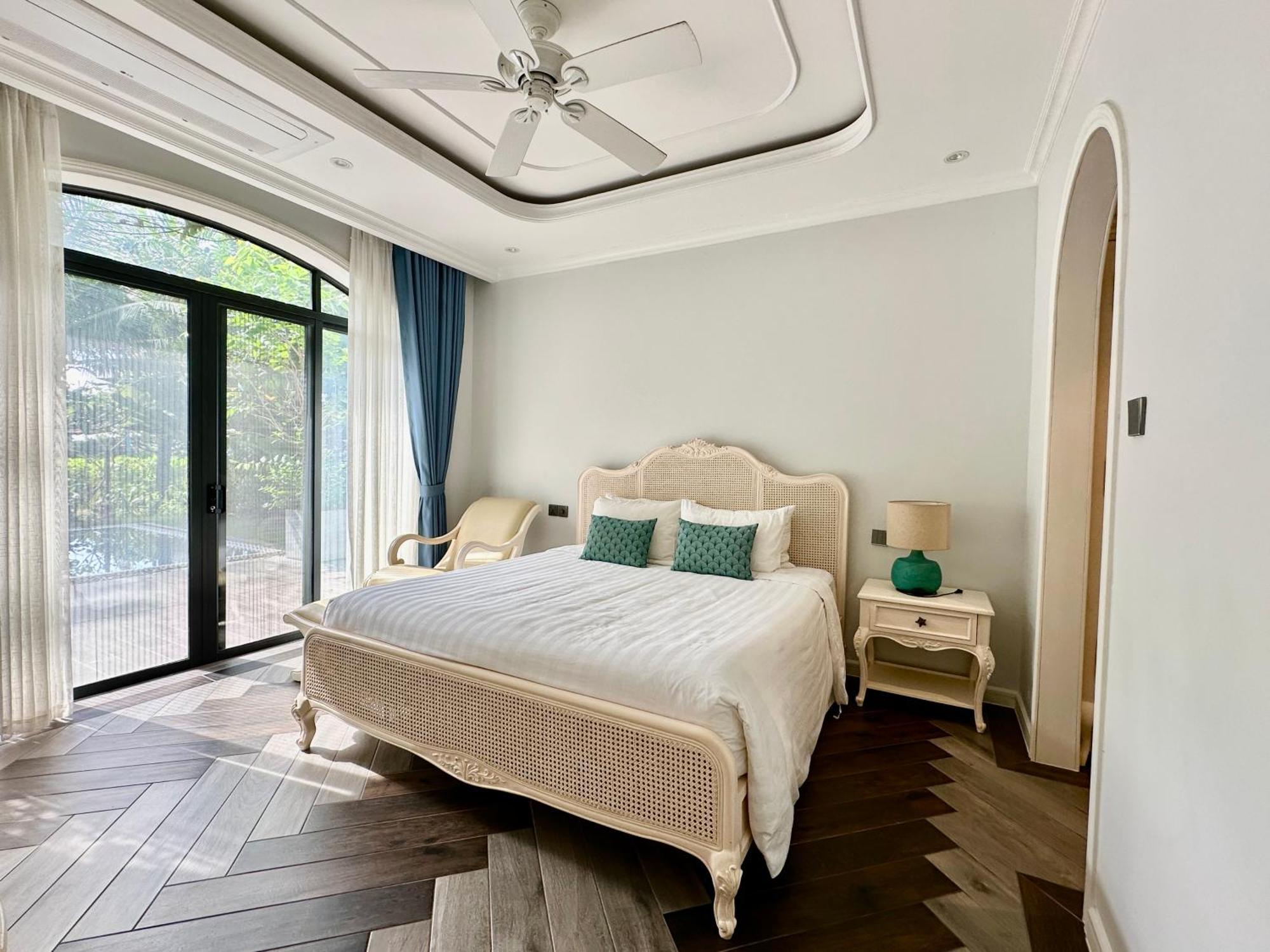 Bellevue West 4br Beachfront With Private Swimming Pool
