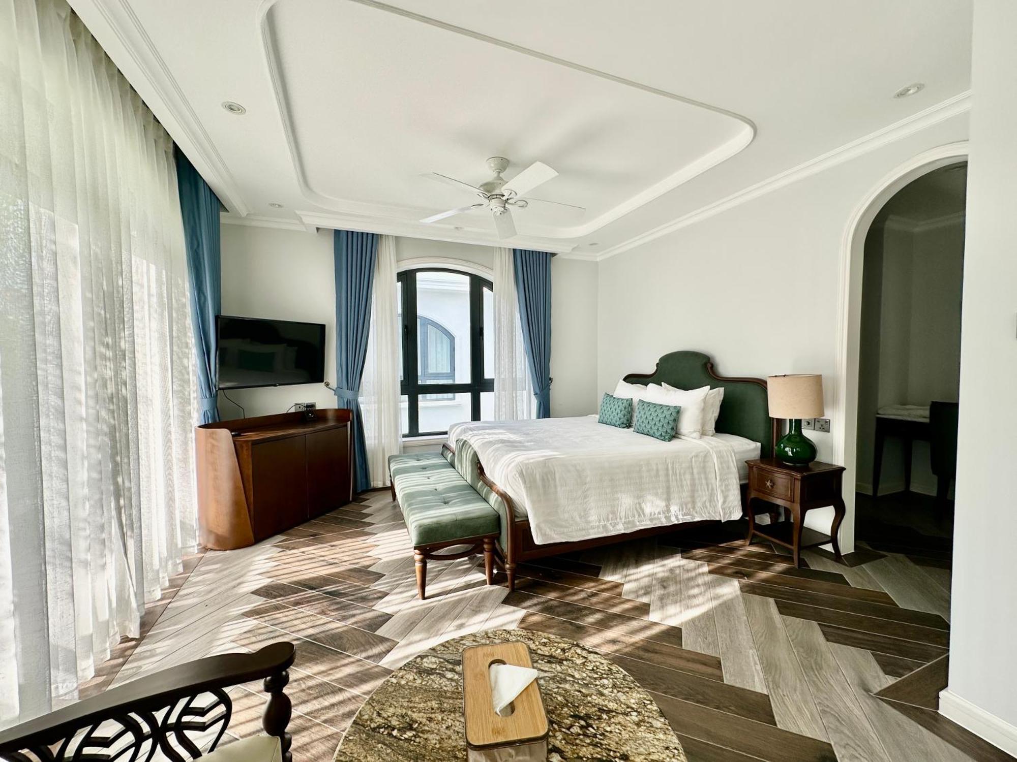 Villa Bellevue West 4br Beachfront With Private Swimming Pool