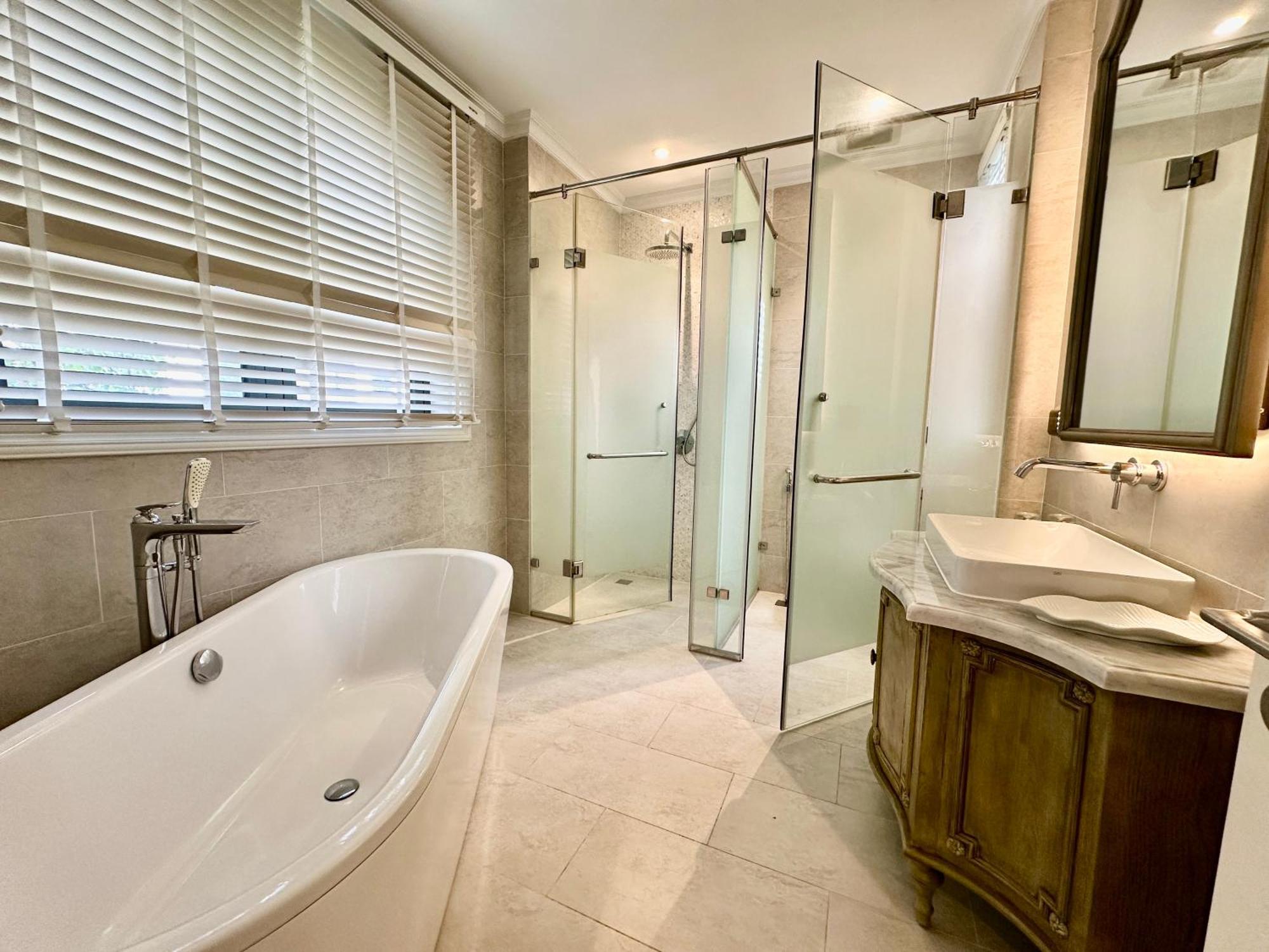 Villa Bellevue West 4br Beachfront With Private Swimming Pool *