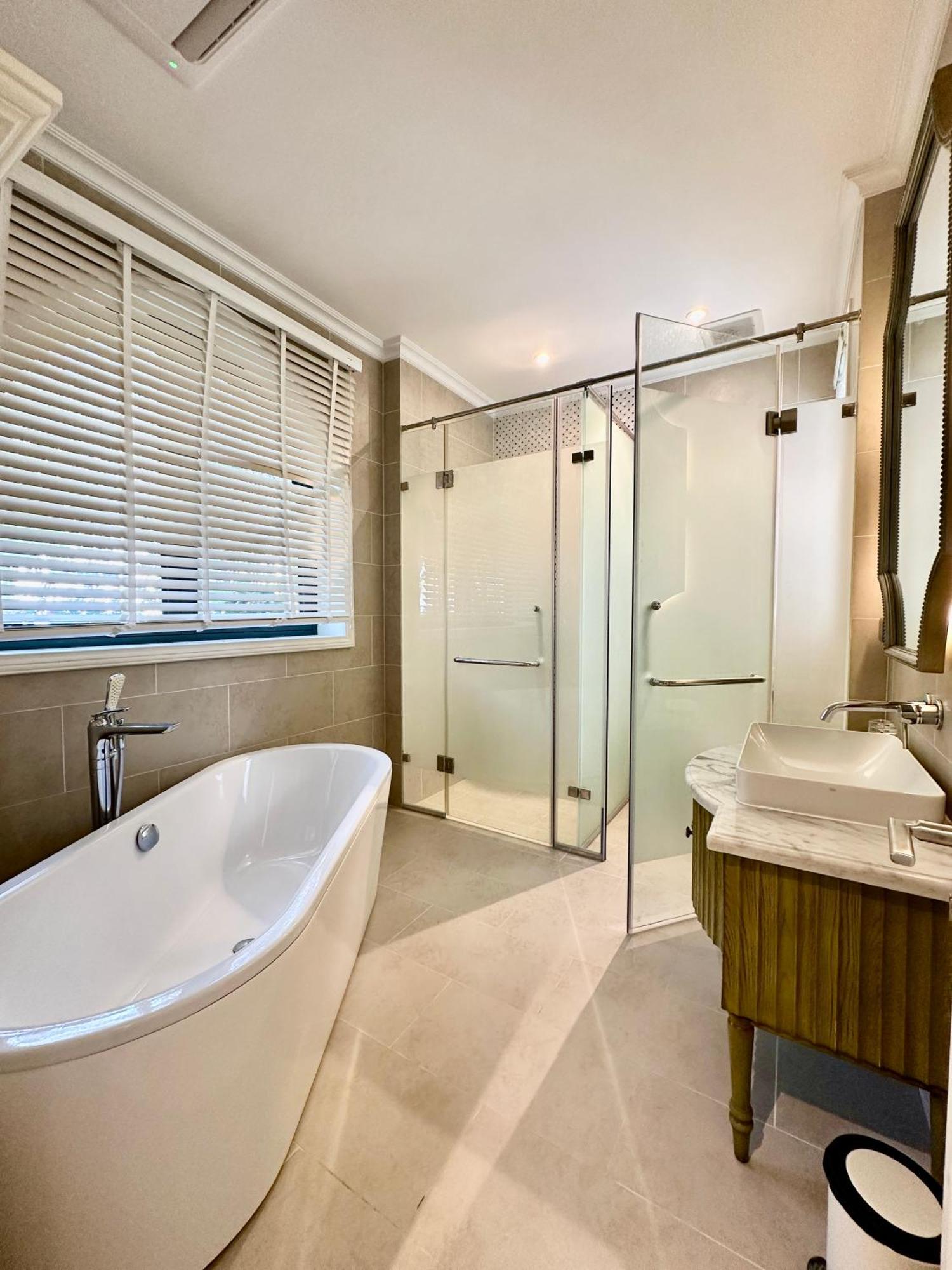 Bellevue West 4br Beachfront With Private Swimming Pool *
