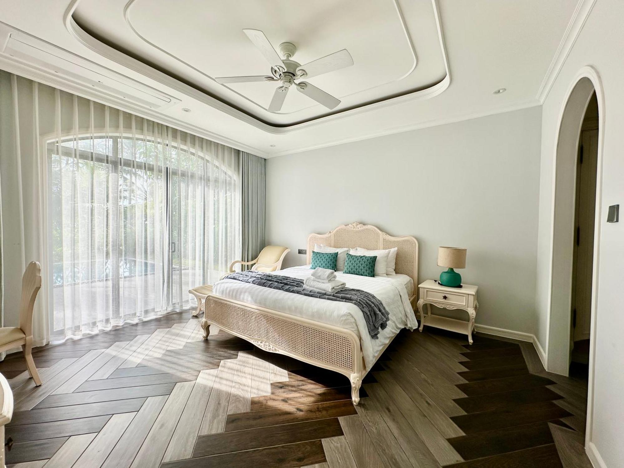 Bellevue West 4br Beachfront With Private Swimming Pool Villa