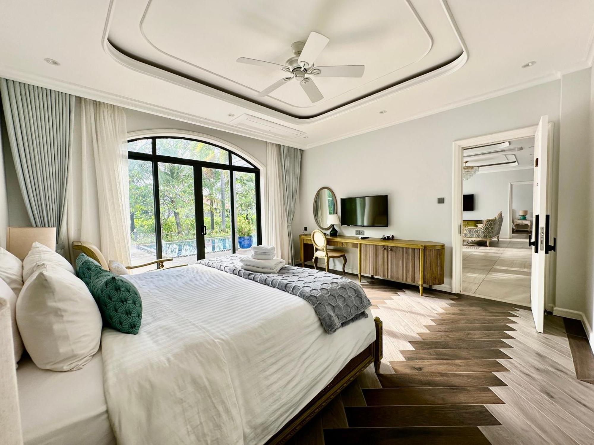 Villa Bellevue West 4br Beachfront With Private Swimming Pool