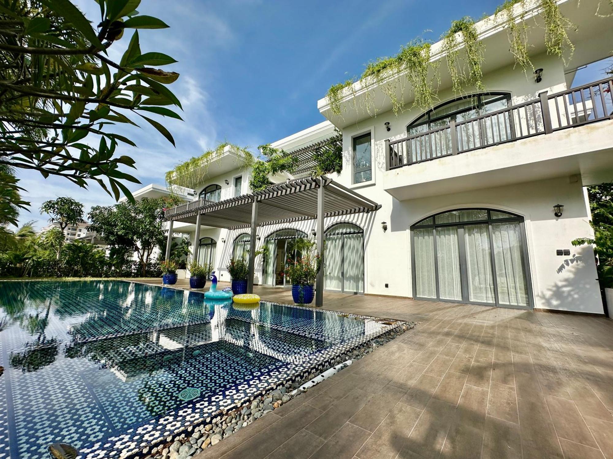 Bellevue West 4br Beachfront With Private Swimming Pool *