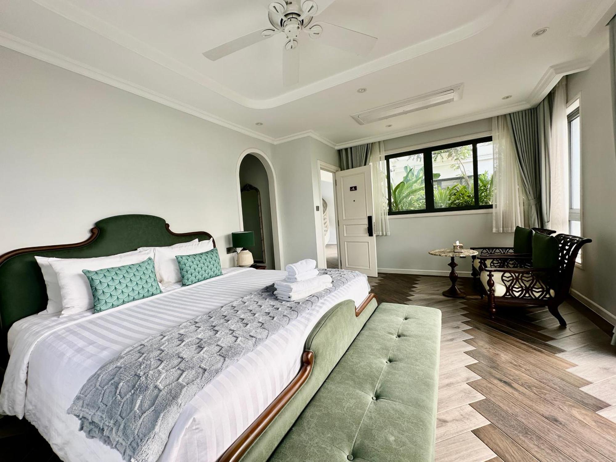 Villa Bellevue West 4br Beachfront With Private Swimming Pool *