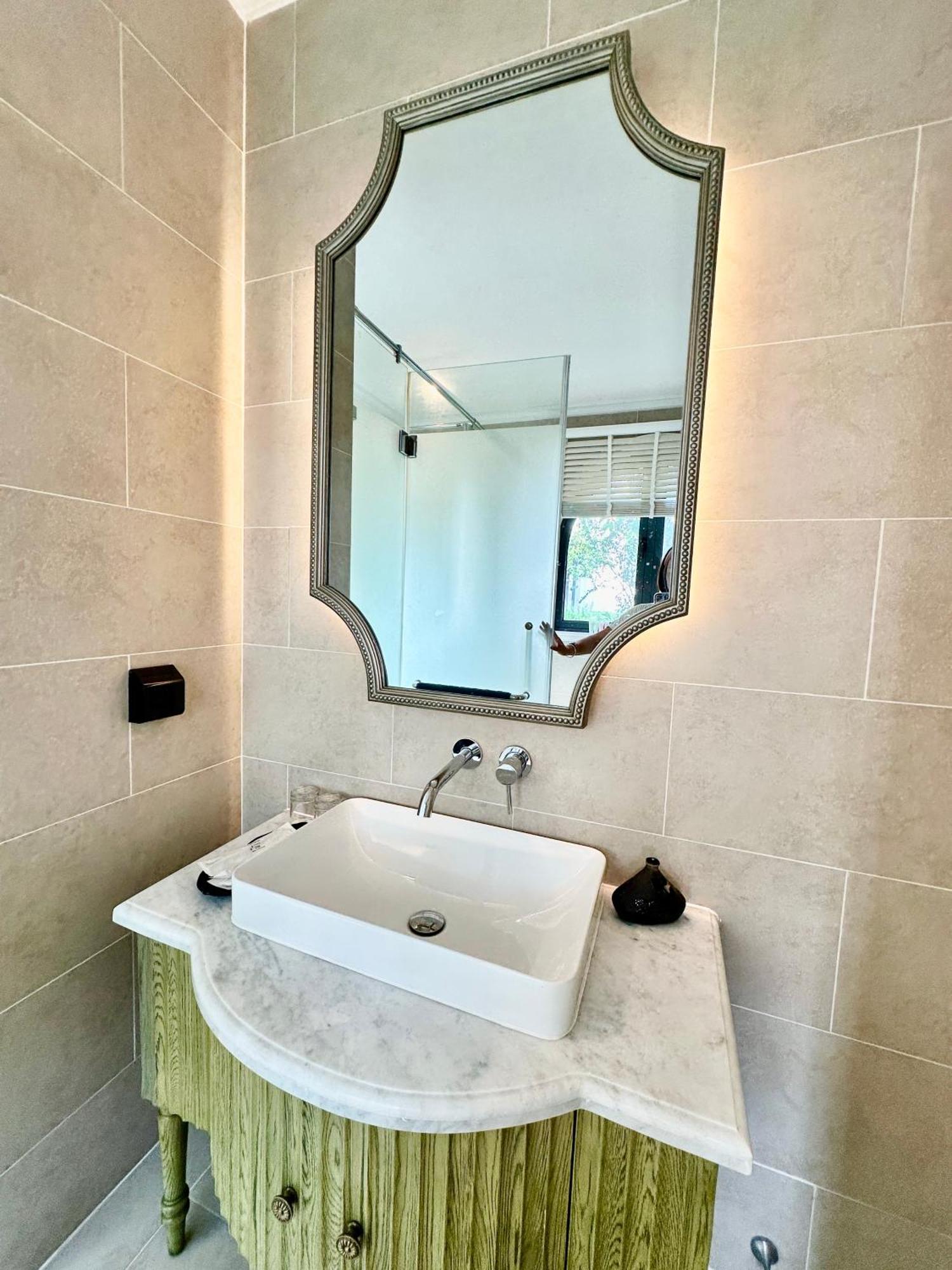 Bellevue West 4br Beachfront With Private Swimming Pool *