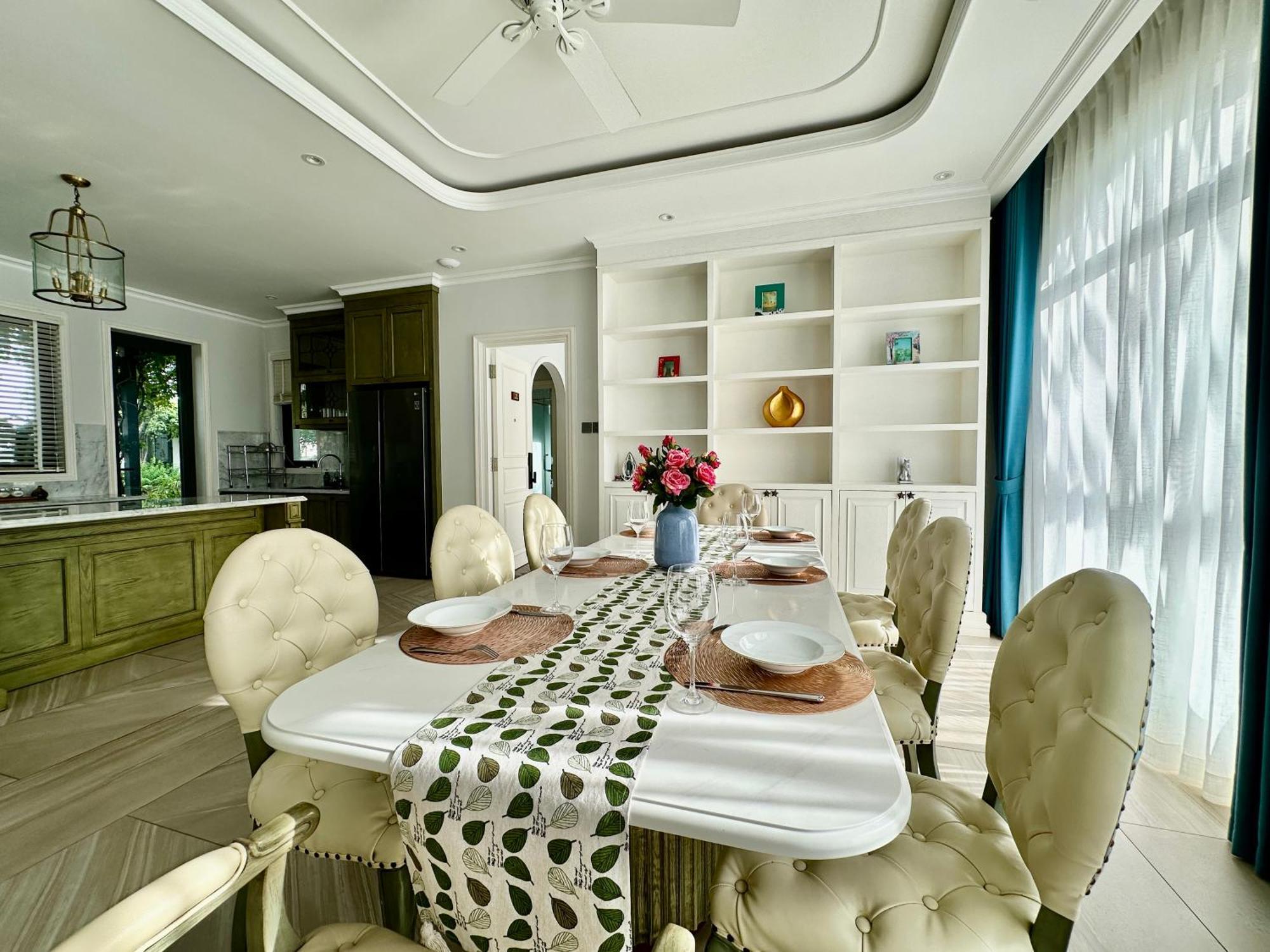 Bellevue West 4br Beachfront With Private Swimming Pool