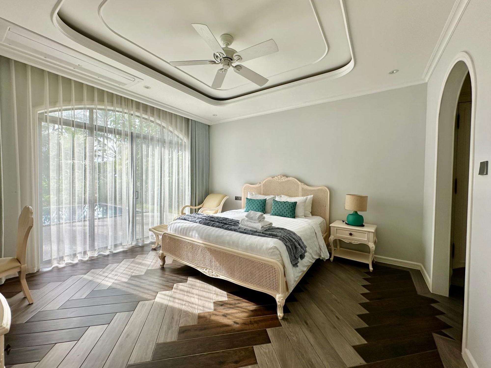 Bellevue West 4br Beachfront With Private Swimming Pool Villa