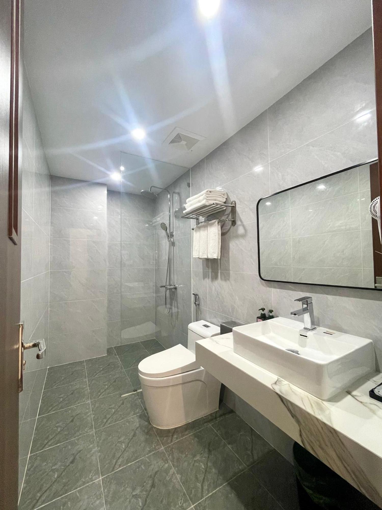 Halong Hotel 3*