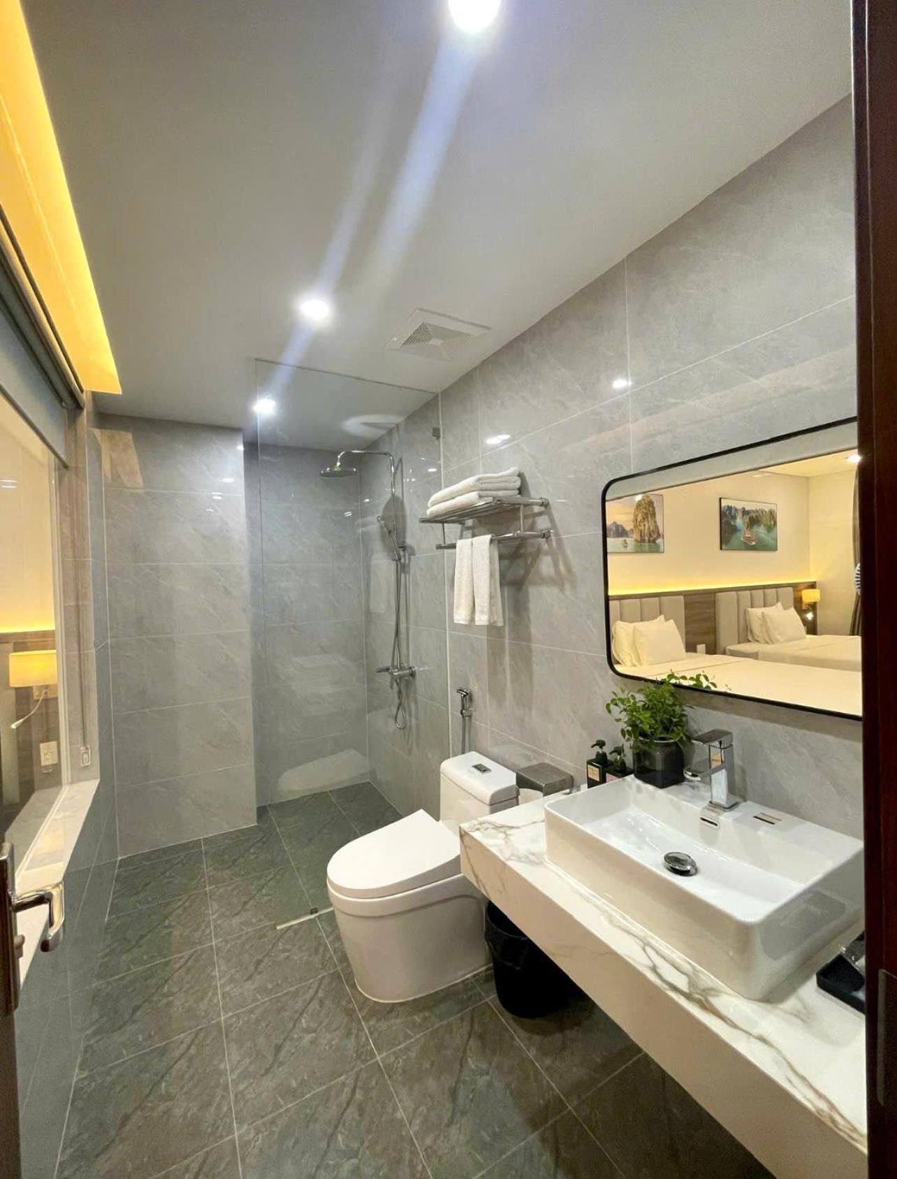 Halong Hotel 3*