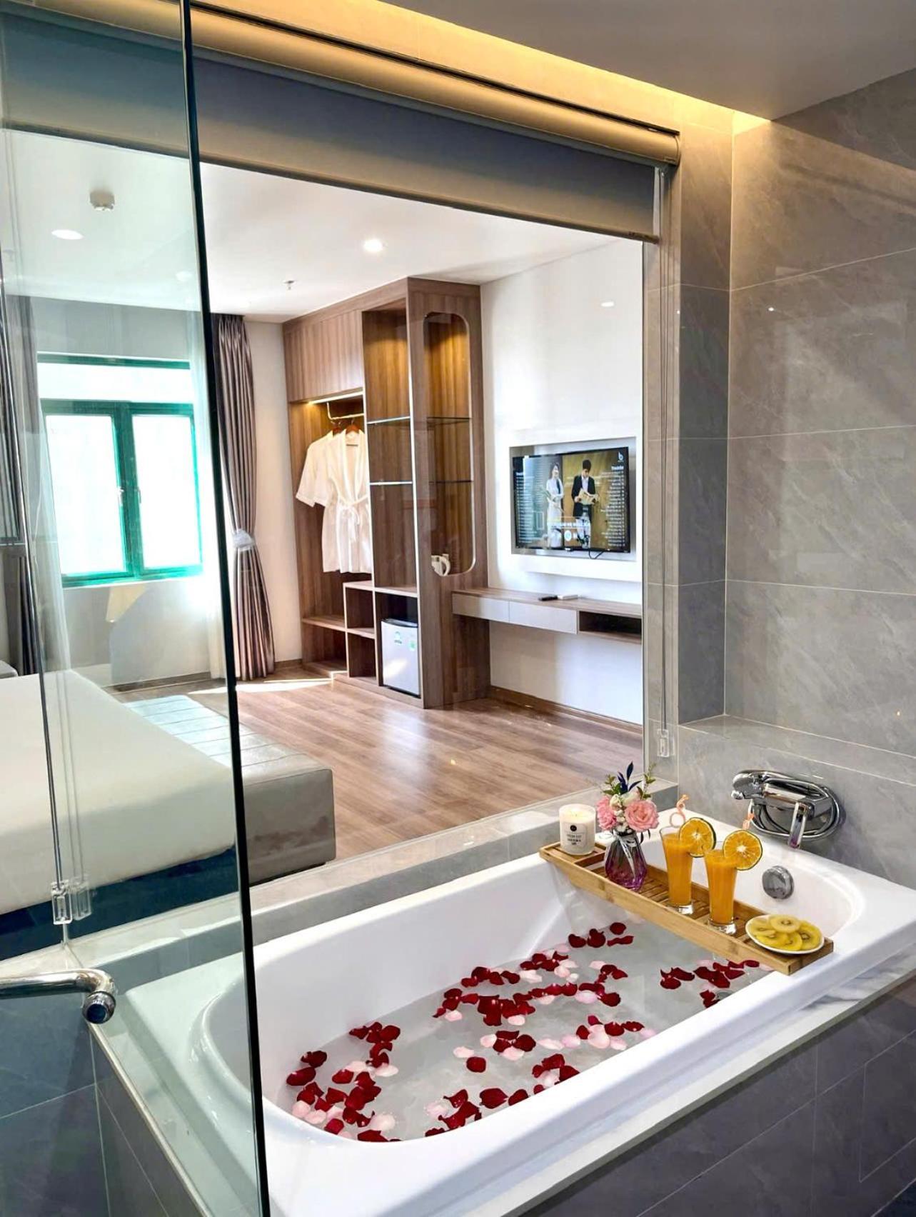 Halong Hotel 3*