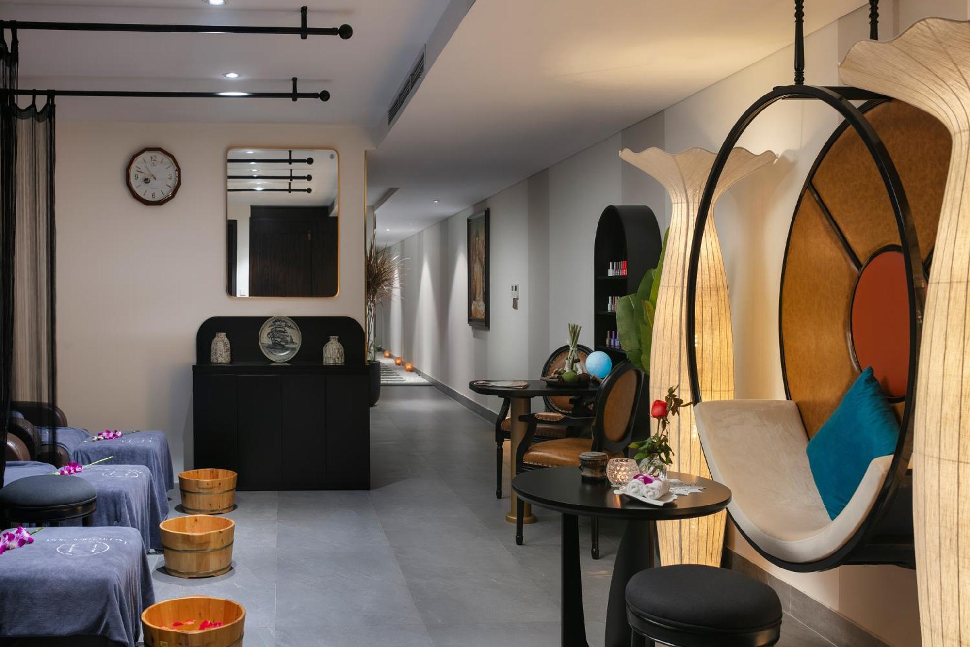 Le Premier & Rooftop Bar Khách sạn 4*