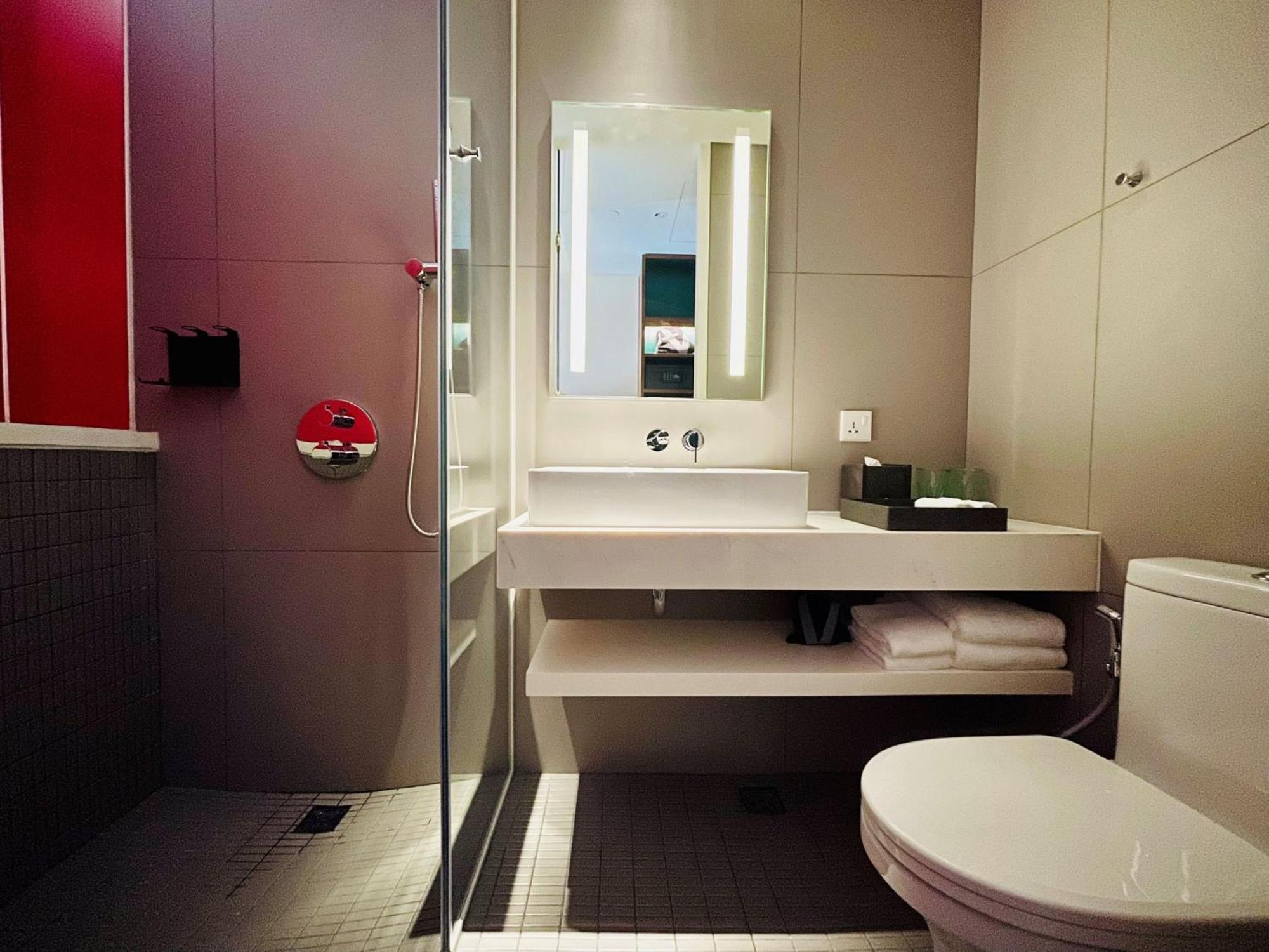 Khách sạn Wink - 24hrs & Rooftop Pool Bar 4*