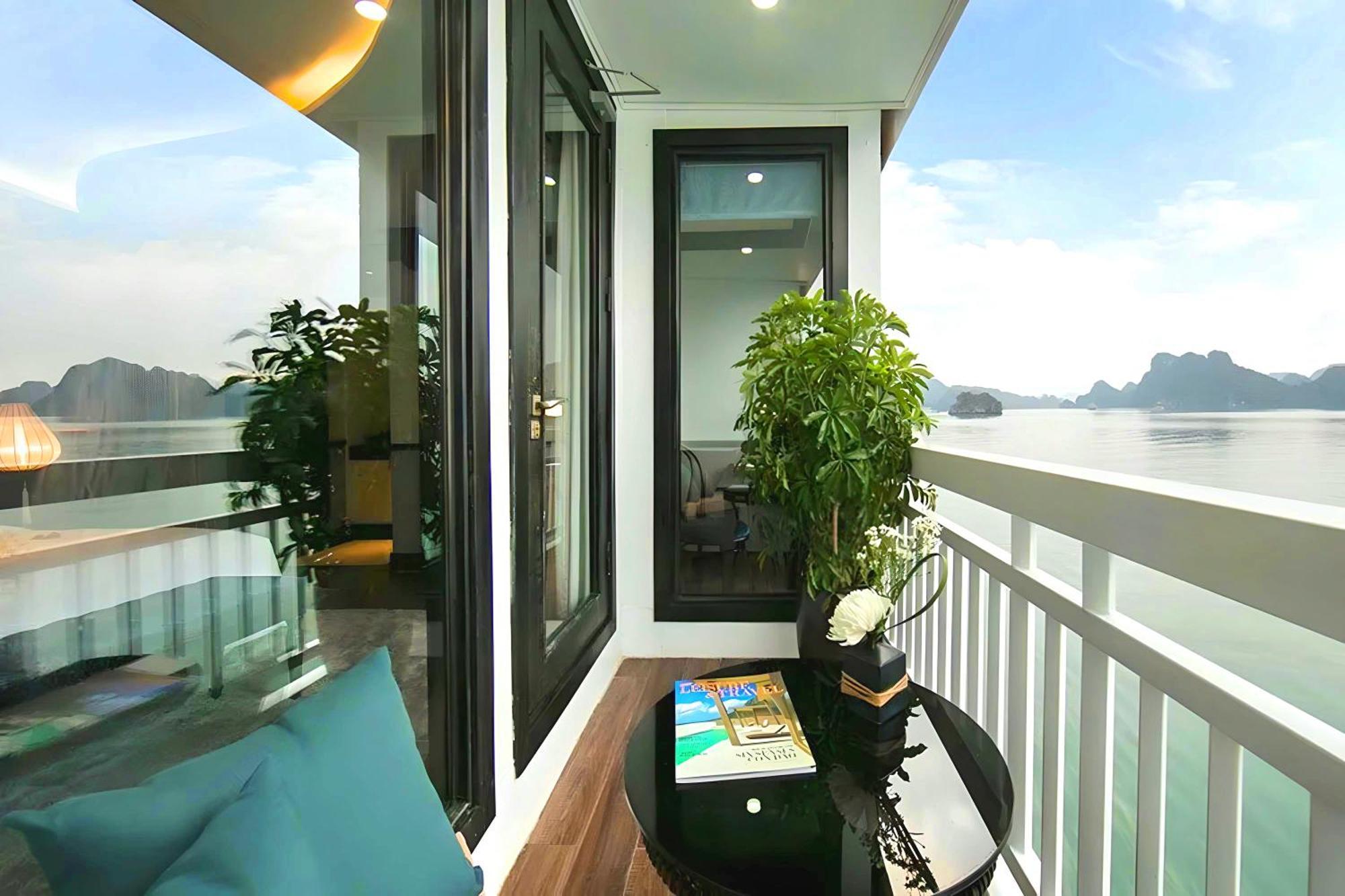 Botel Le Journey Luxury Cruise Lan Ha Bay Ha Long