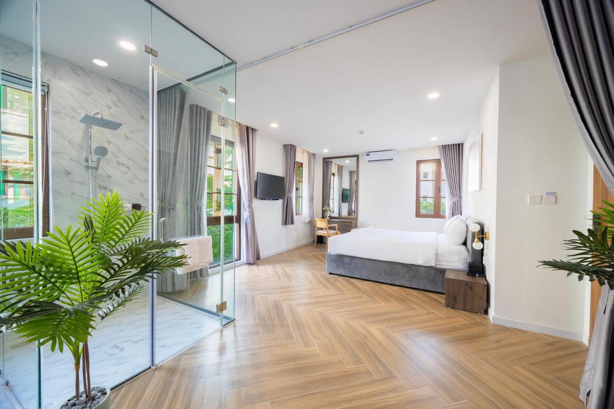 Lotus Cafe Hotel 4*