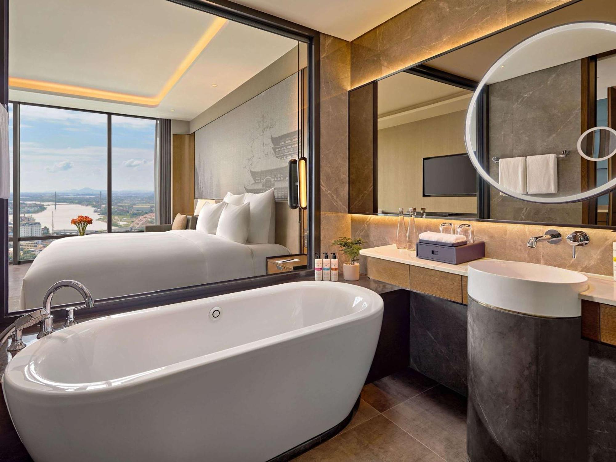 Pullman Phong Grand Hotel 5*