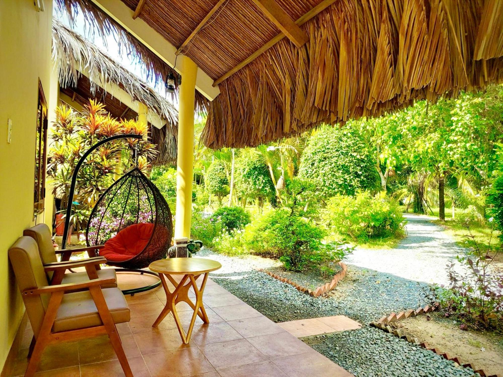 Mango Riverside Bed & Breakfast