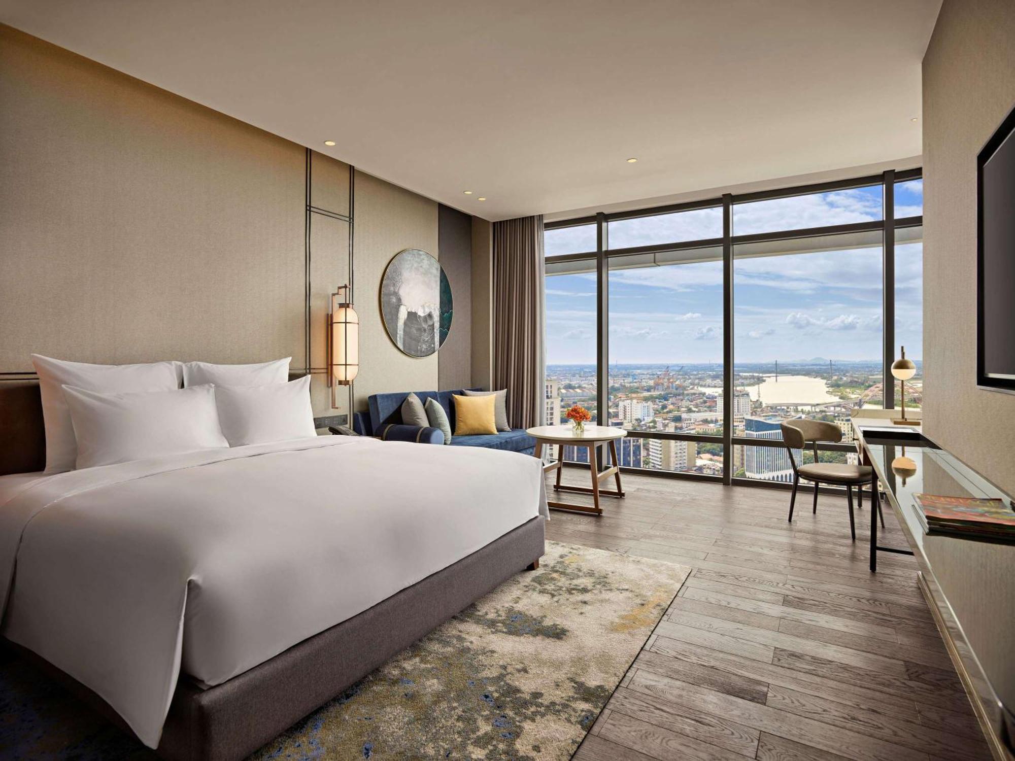 Pullman Phong Grand