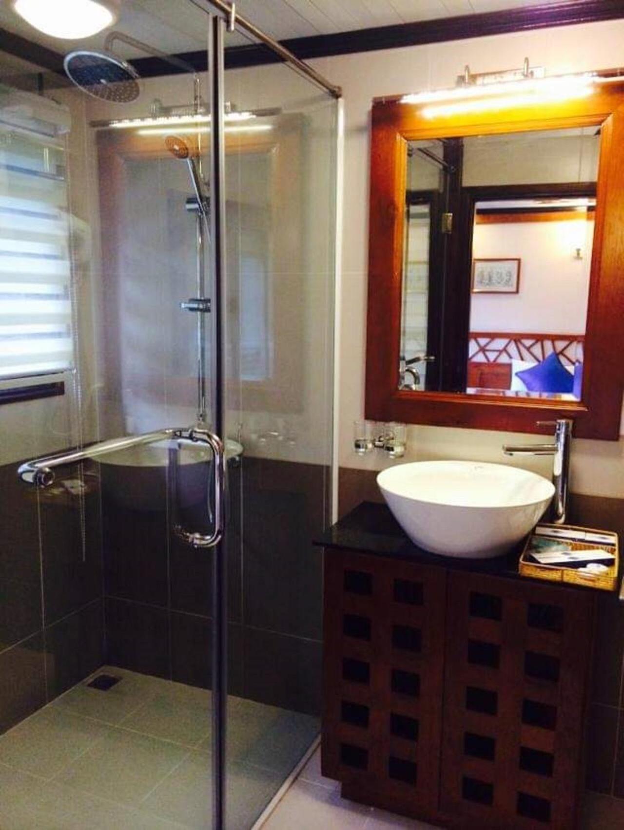 Halong Royal Boutique Cruises Ha Long