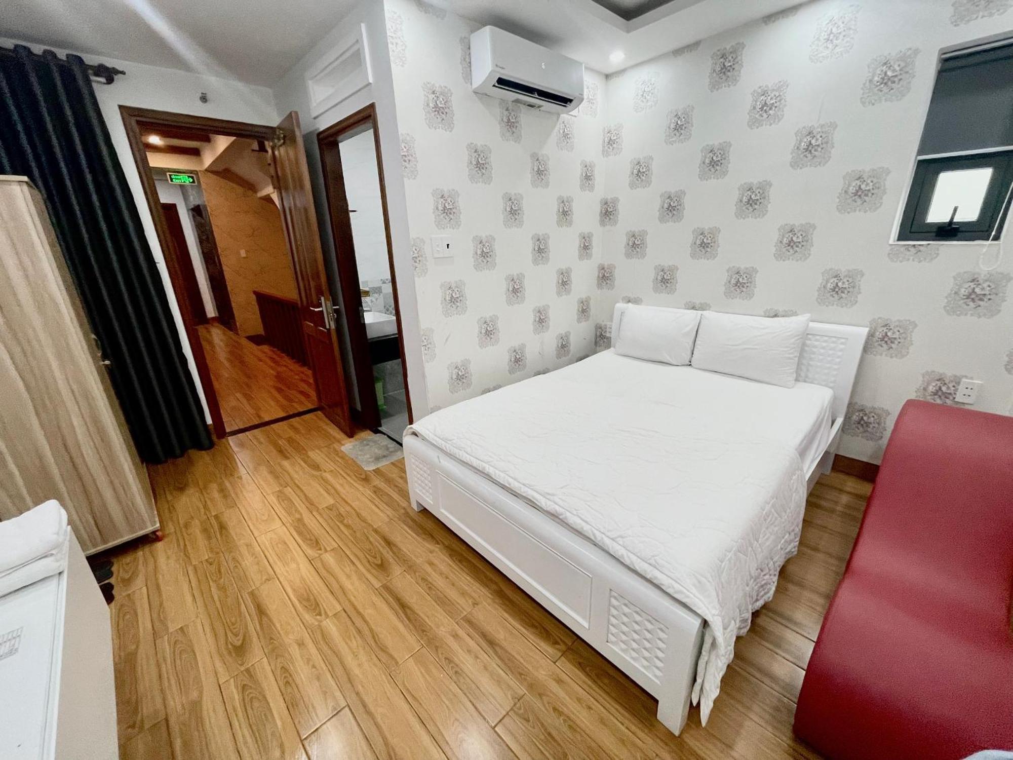Hotel The Land &