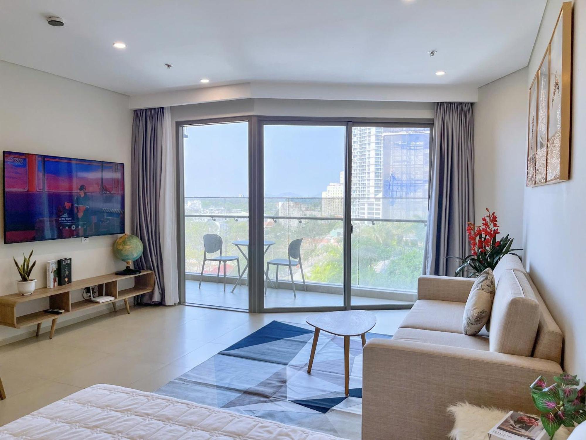 Apartment Thuy' - The Song *