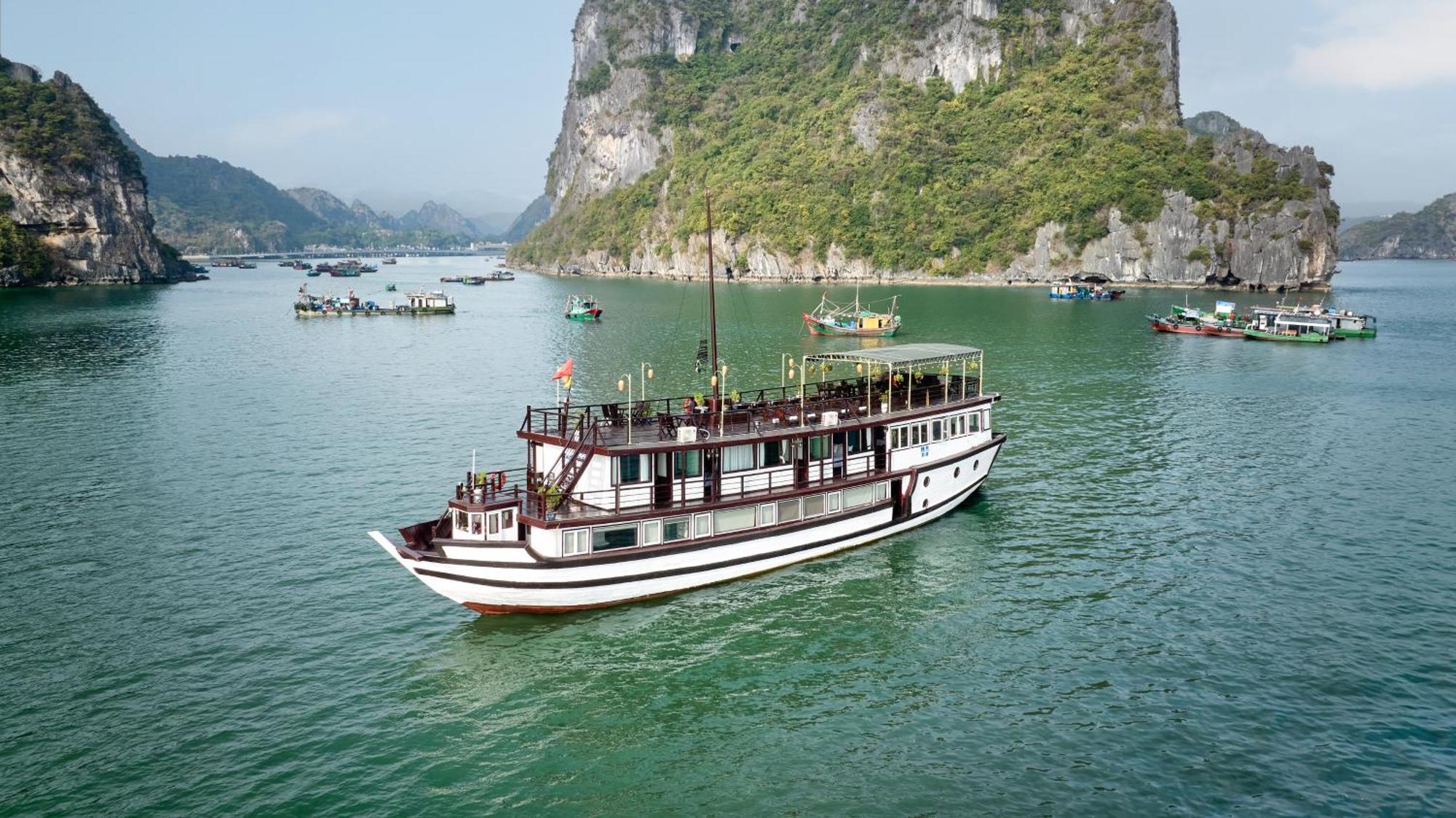 Hotel Garden Bay Classic Cruise Ha Long