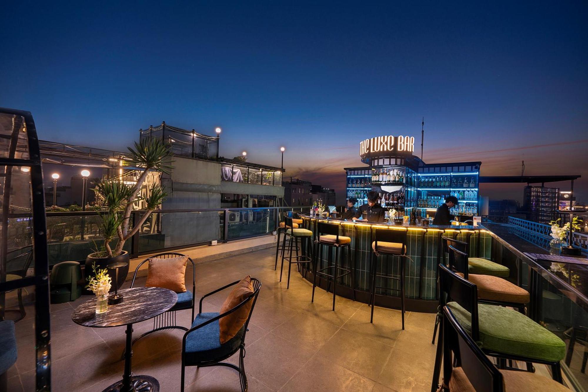 Khách sạn Le Premier & Rooftop Bar