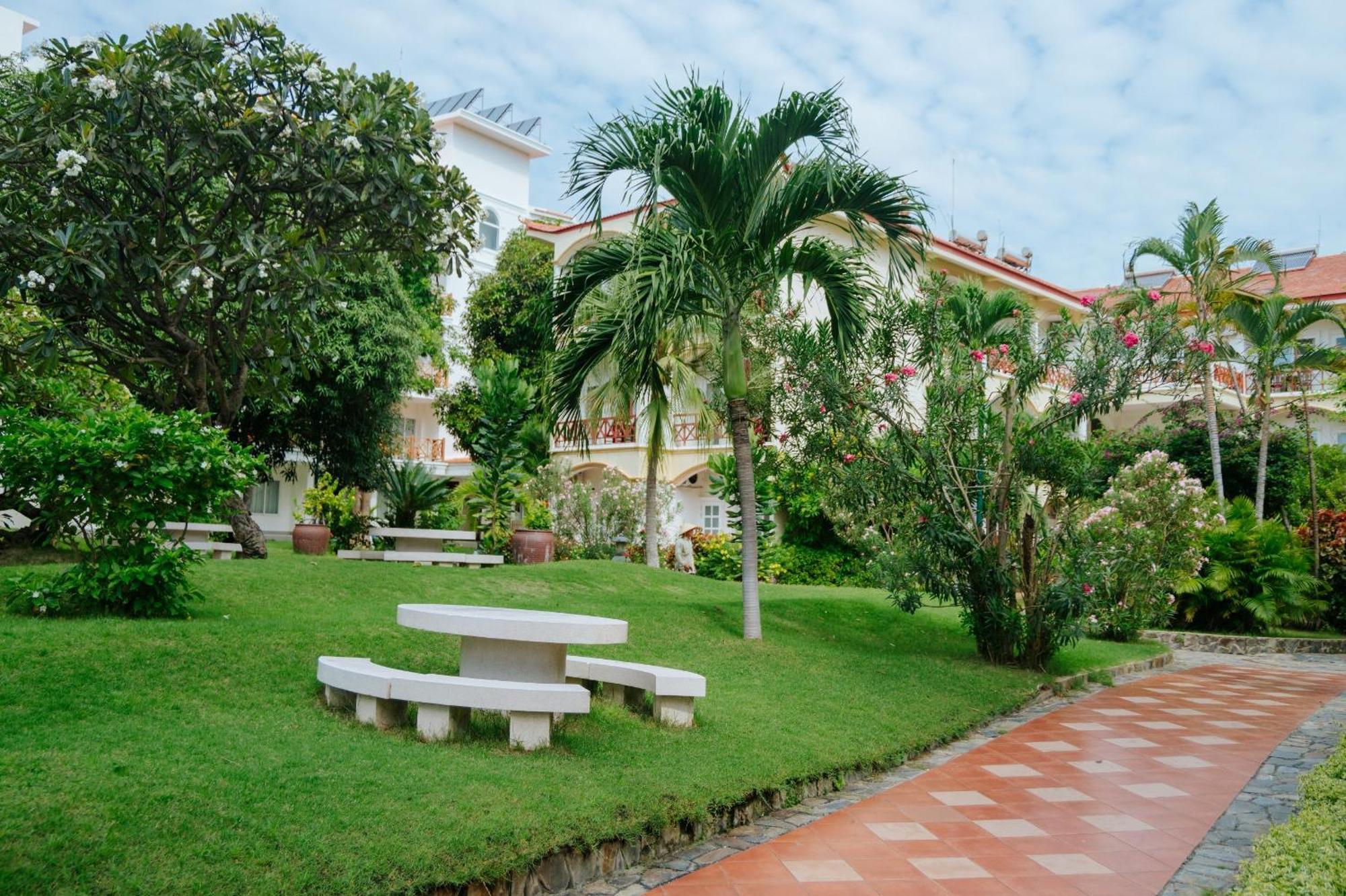 Le Aqua & Phan Thiet - Swiss Village & Resort