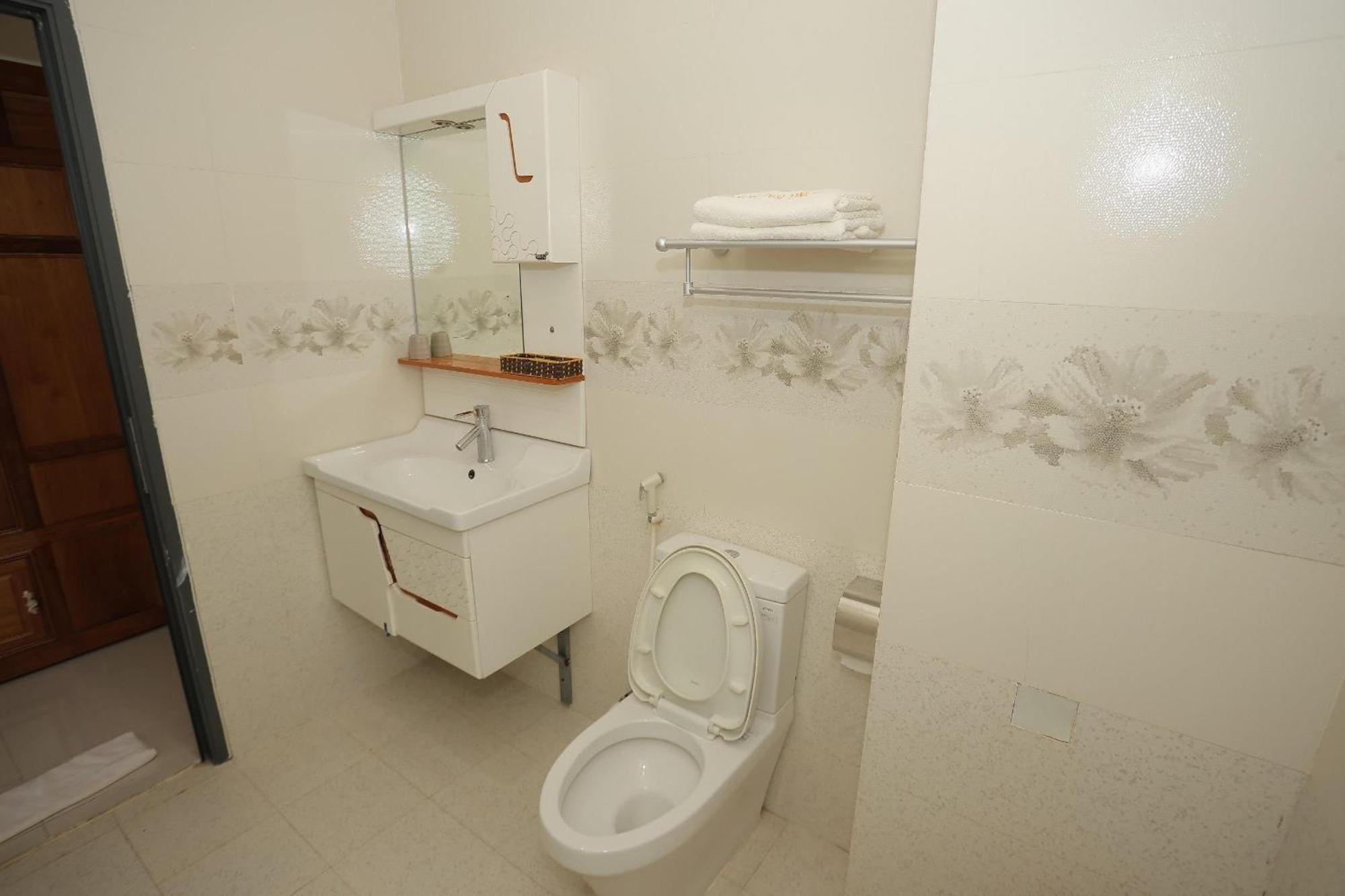 Jasmine & Roof Bar Hostel Phong Nha