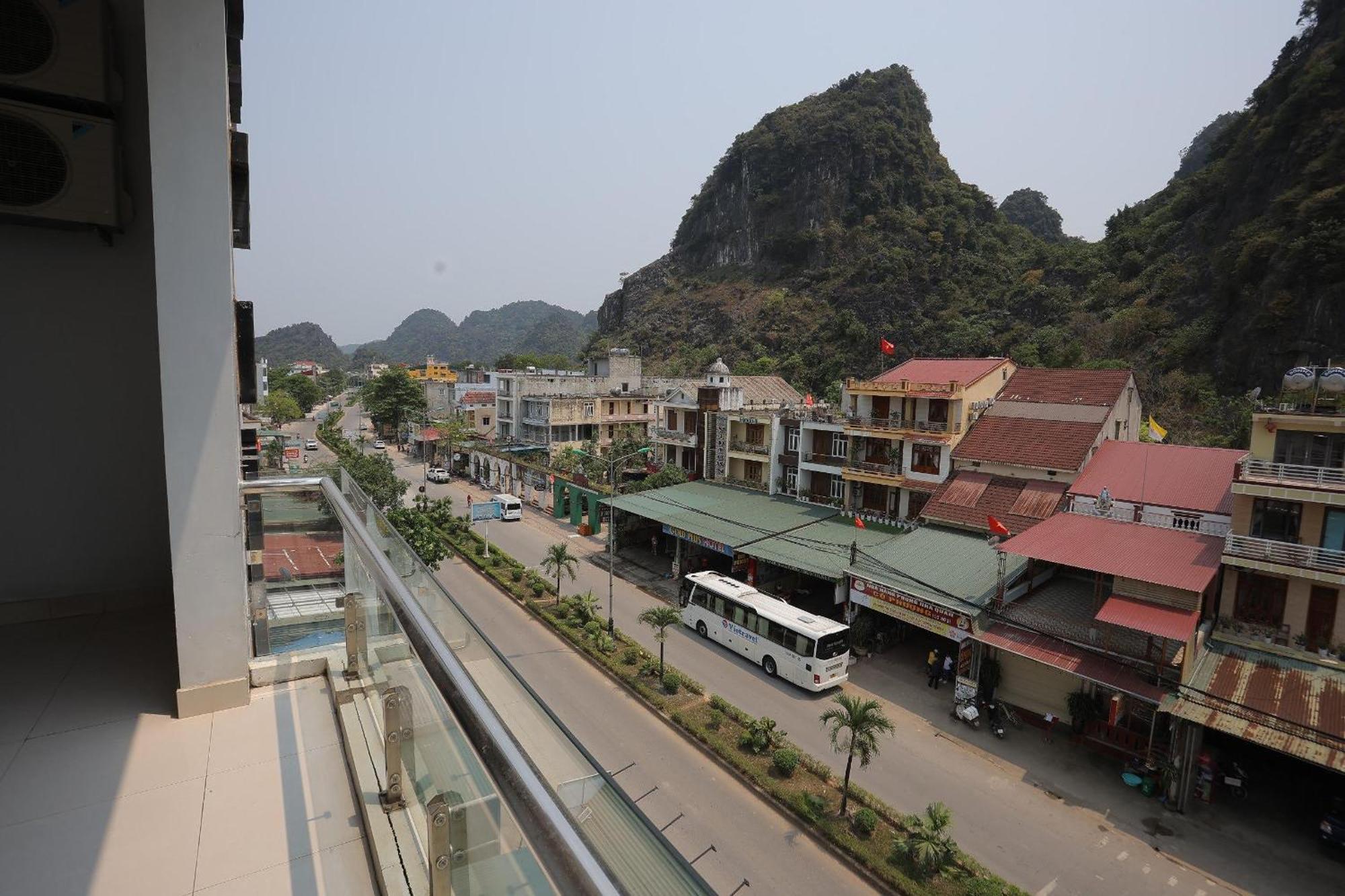 Jasmine & Roof Bar Hostel Phong Nha