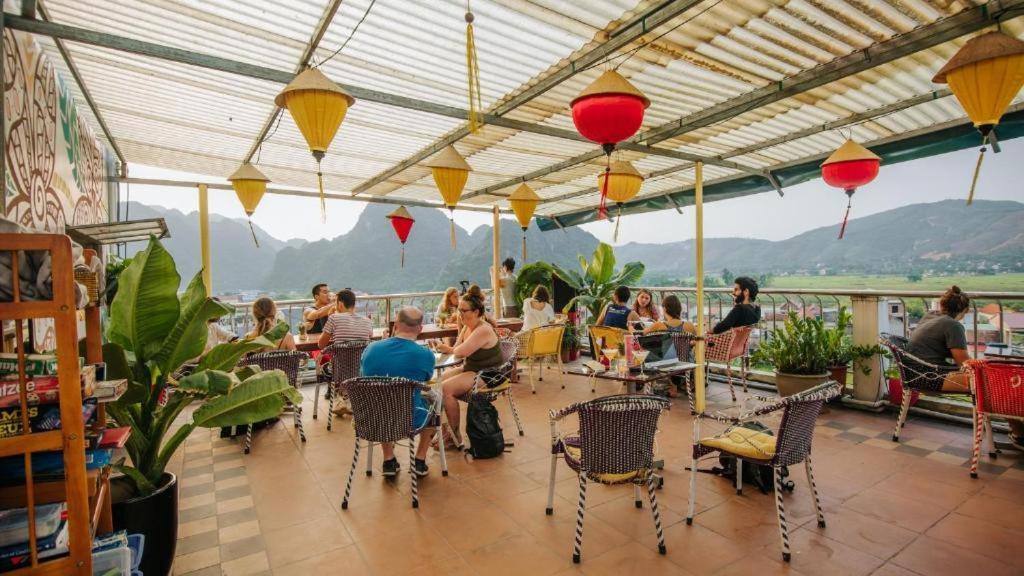 Jasmine & Roof Bar * Phong Nha