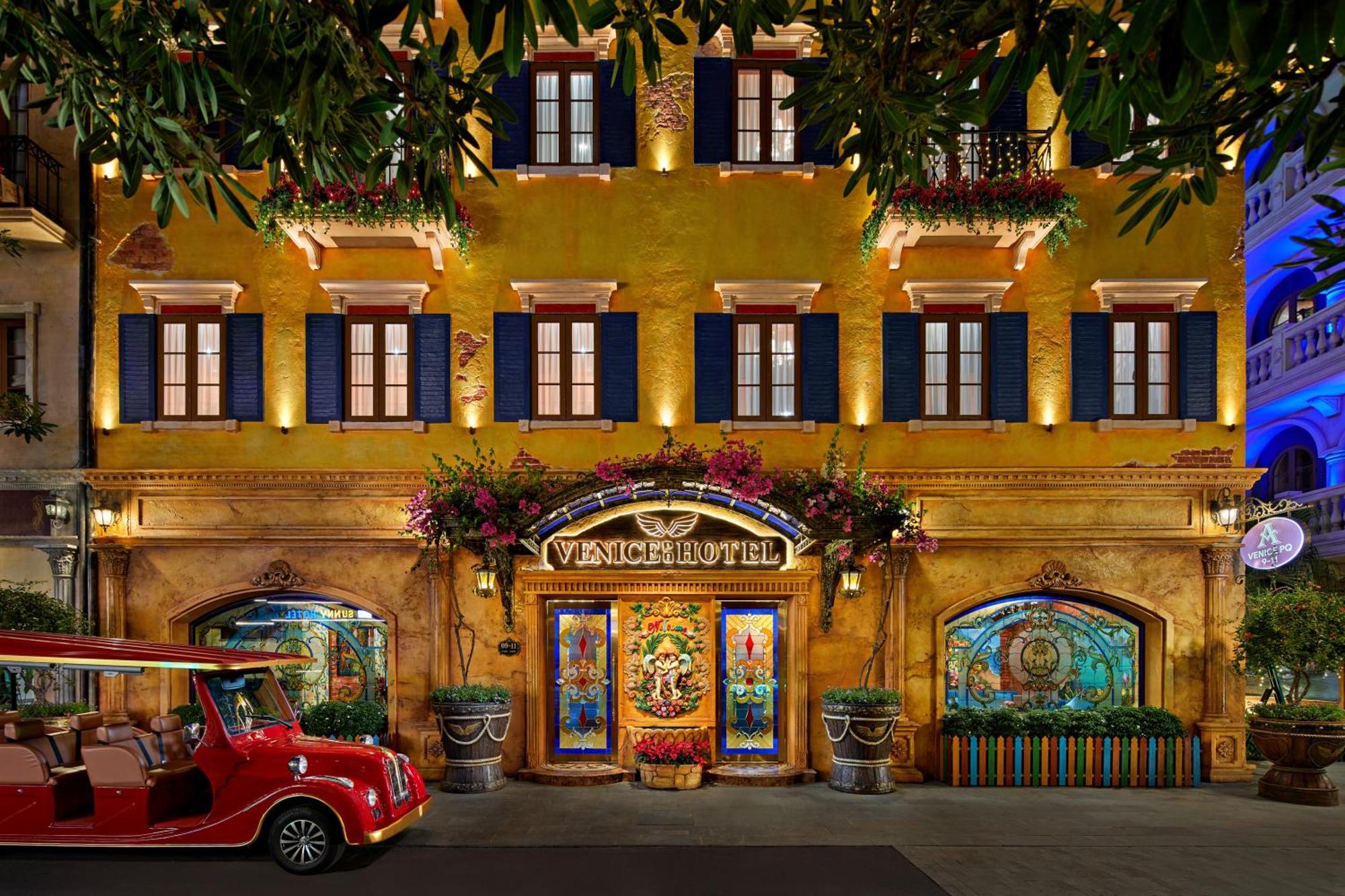 Venice - Free Airport Shuttle & Sunset Town Tour Hotel 4*