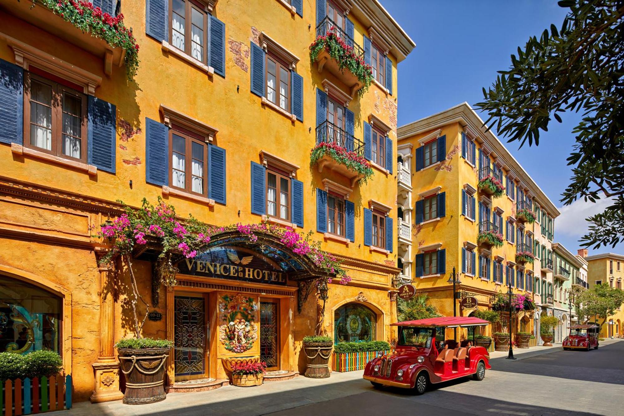 Venice - Free Airport Shuttle & Sunset Town Tour 4*