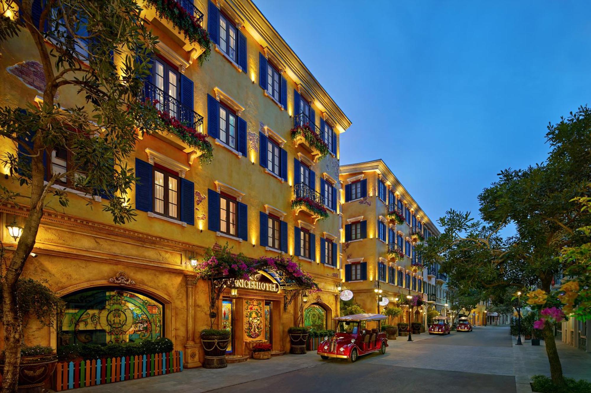 Venice - Free Airport Shuttle & Sunset Town Tour