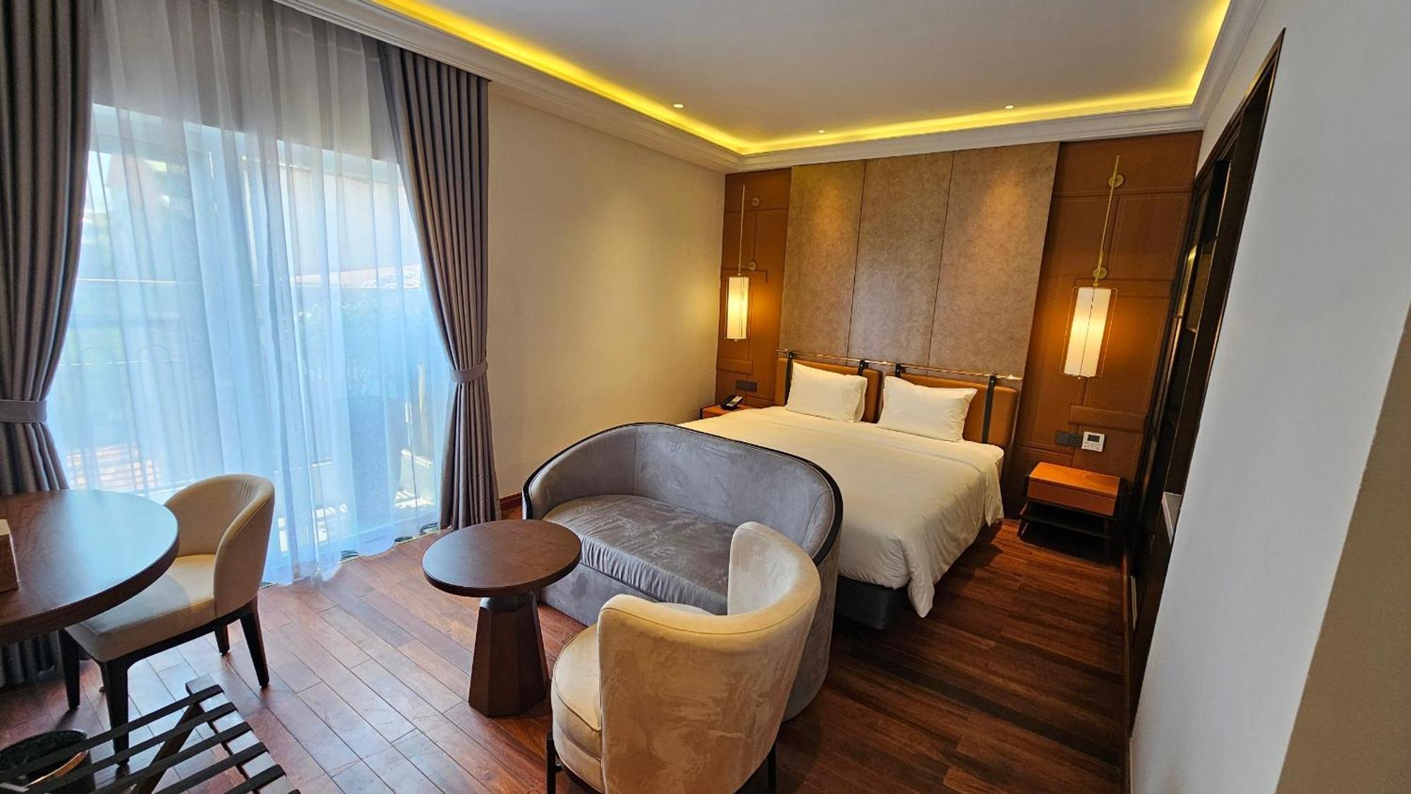 Minerva Premium Khách sạn 4*