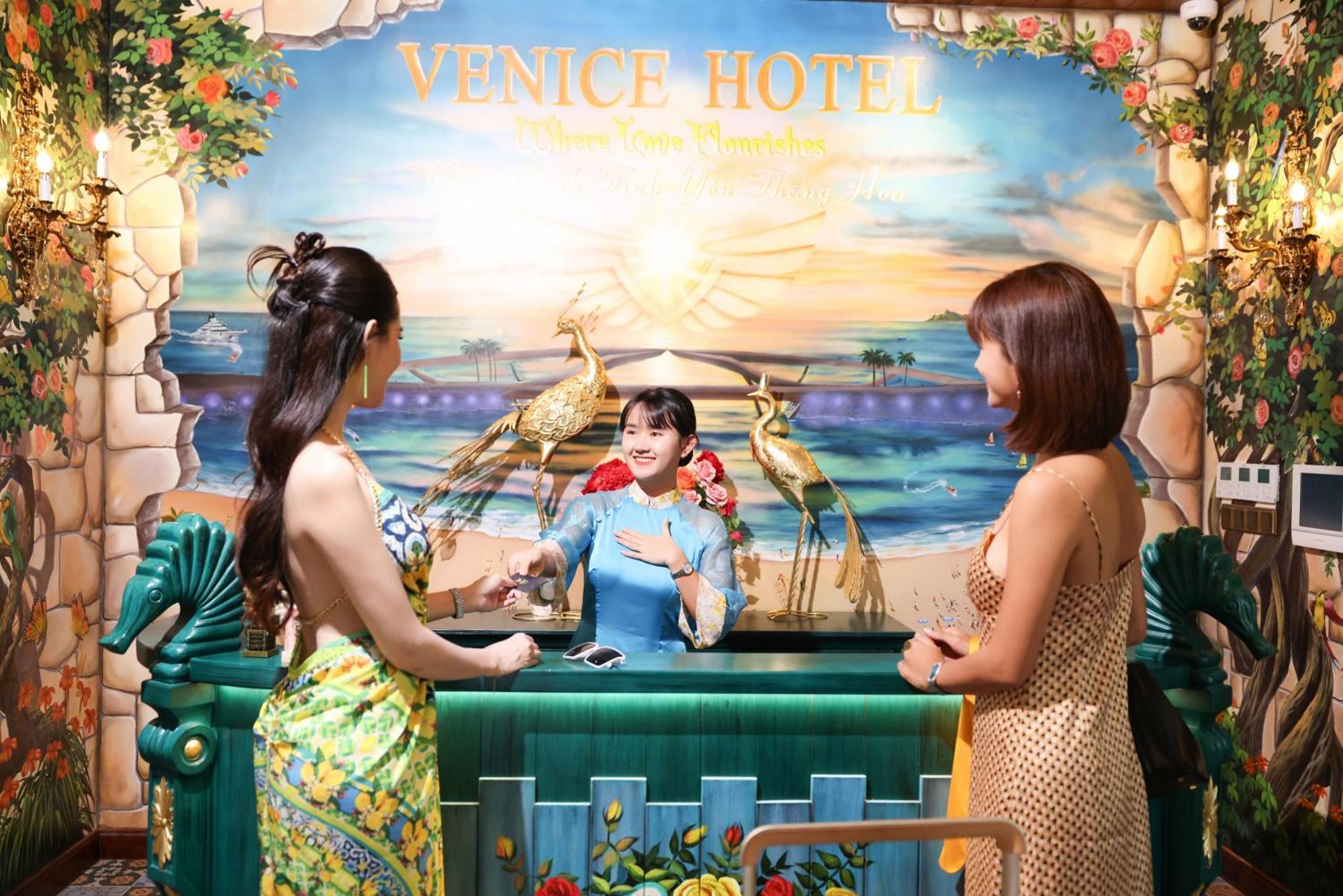 Venice - Free Airport Shuttle & Sunset Town Tour