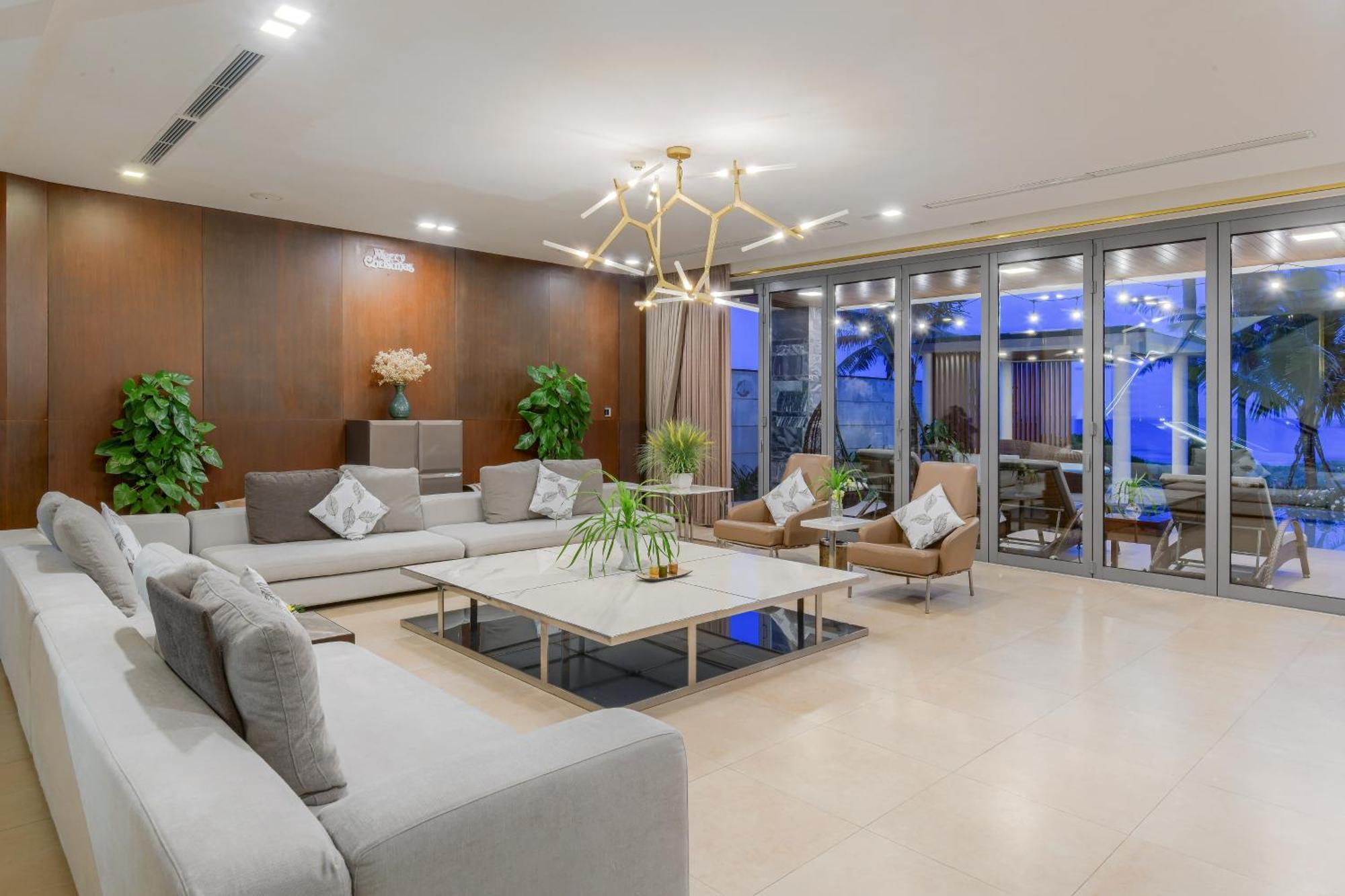 6 Bedrooms Luxury & Beachfront Da Nang