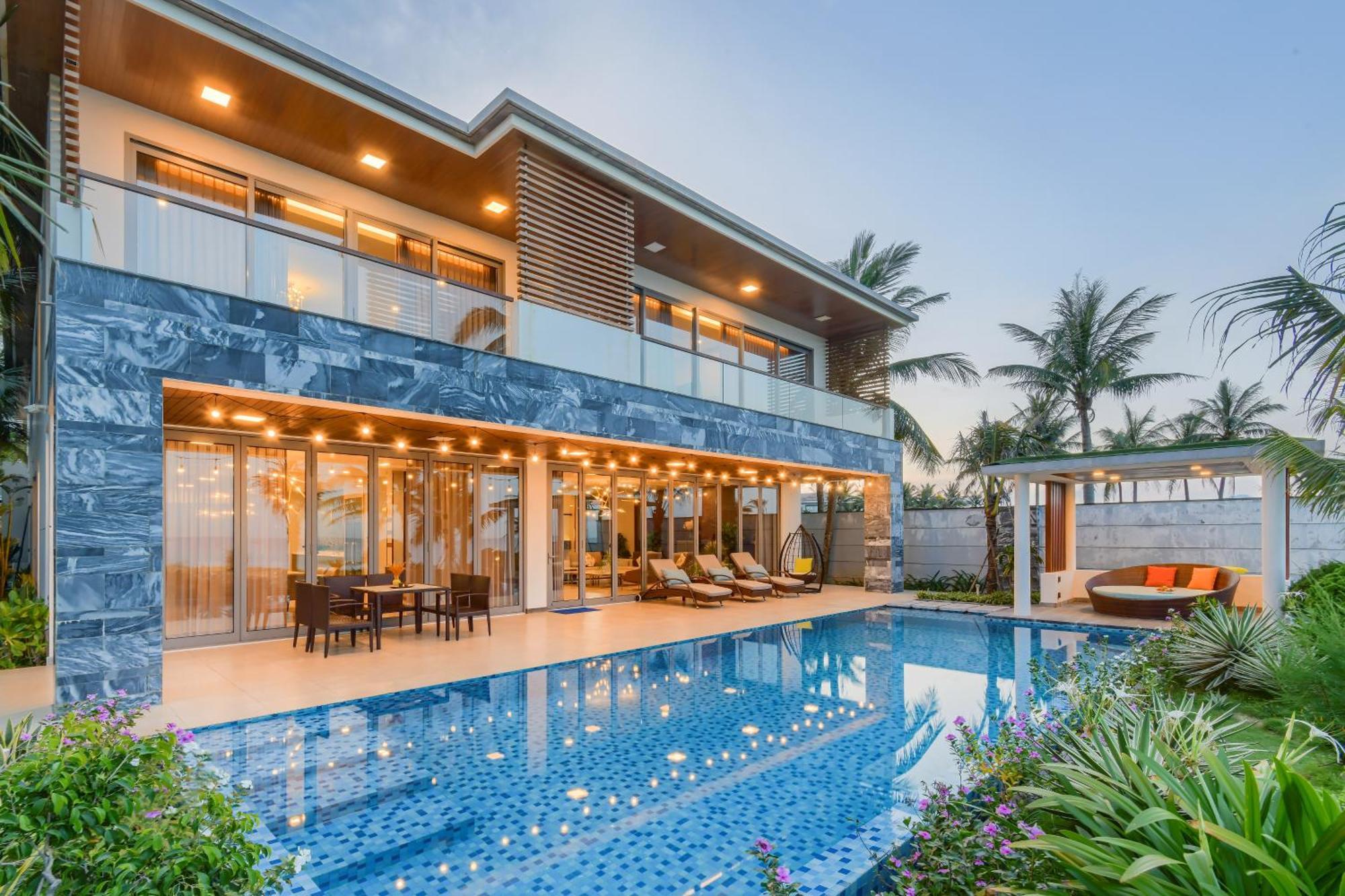 6 Bedrooms Luxury & Beachfront Villa