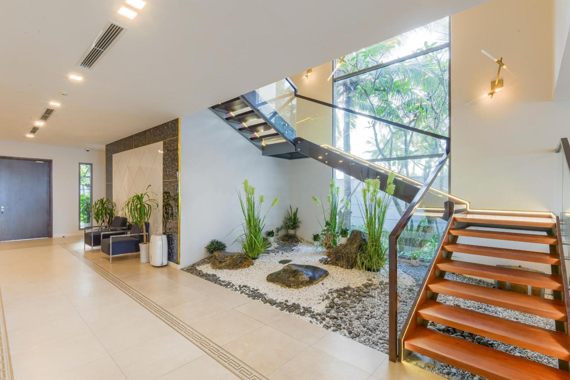 6 Bedrooms Luxury & Beachfront Villa *