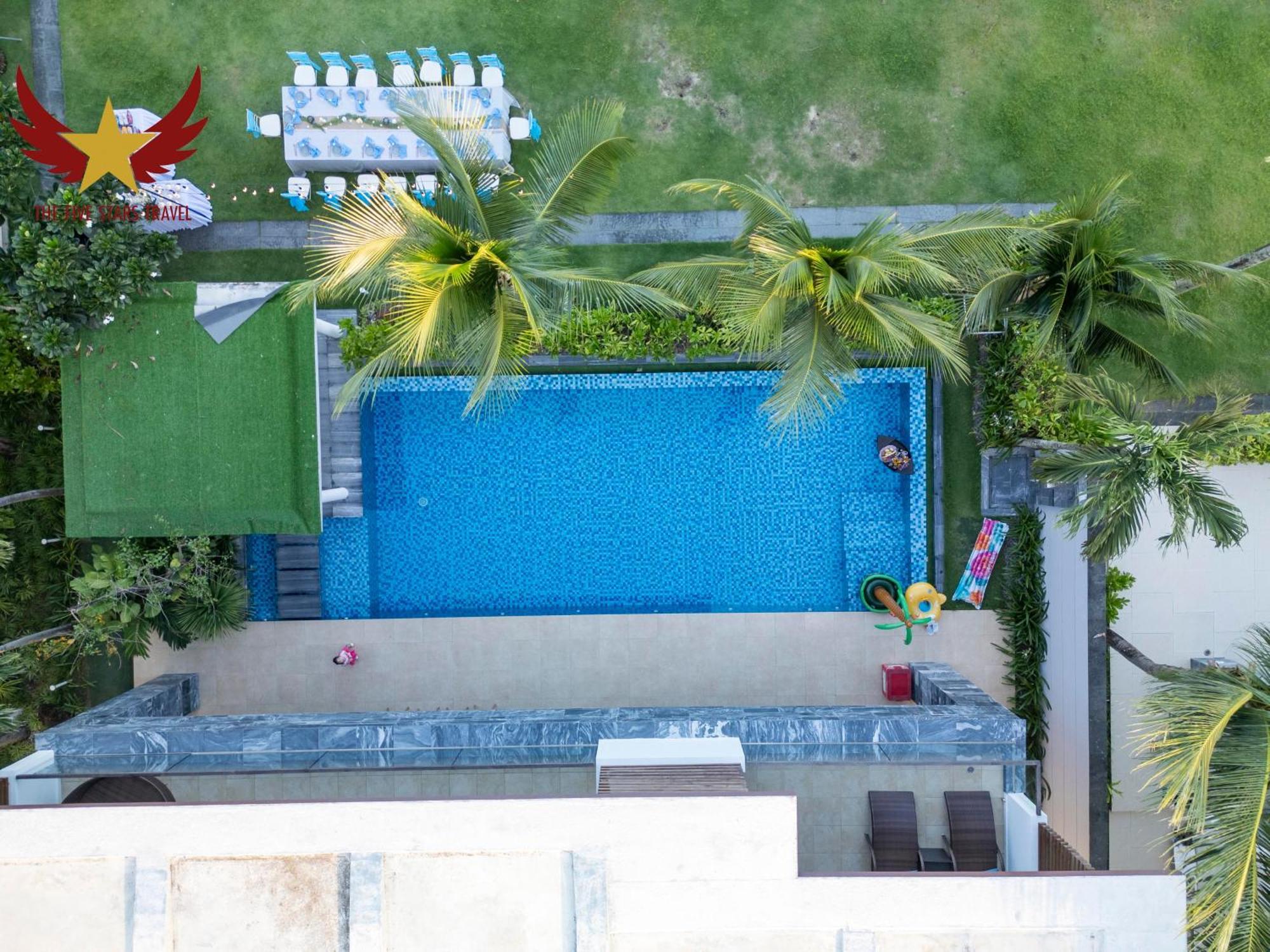 6 Bedrooms Luxury & Beachfront Villa