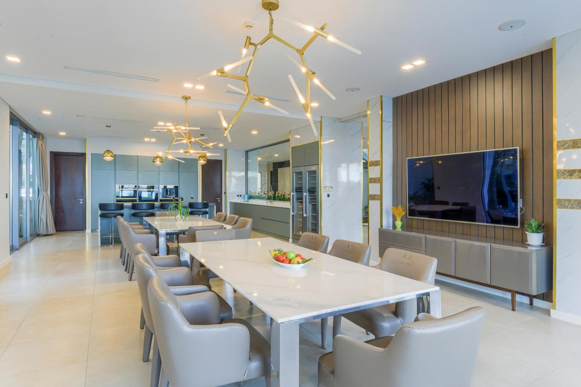 6 Bedrooms Luxury & Beachfront *