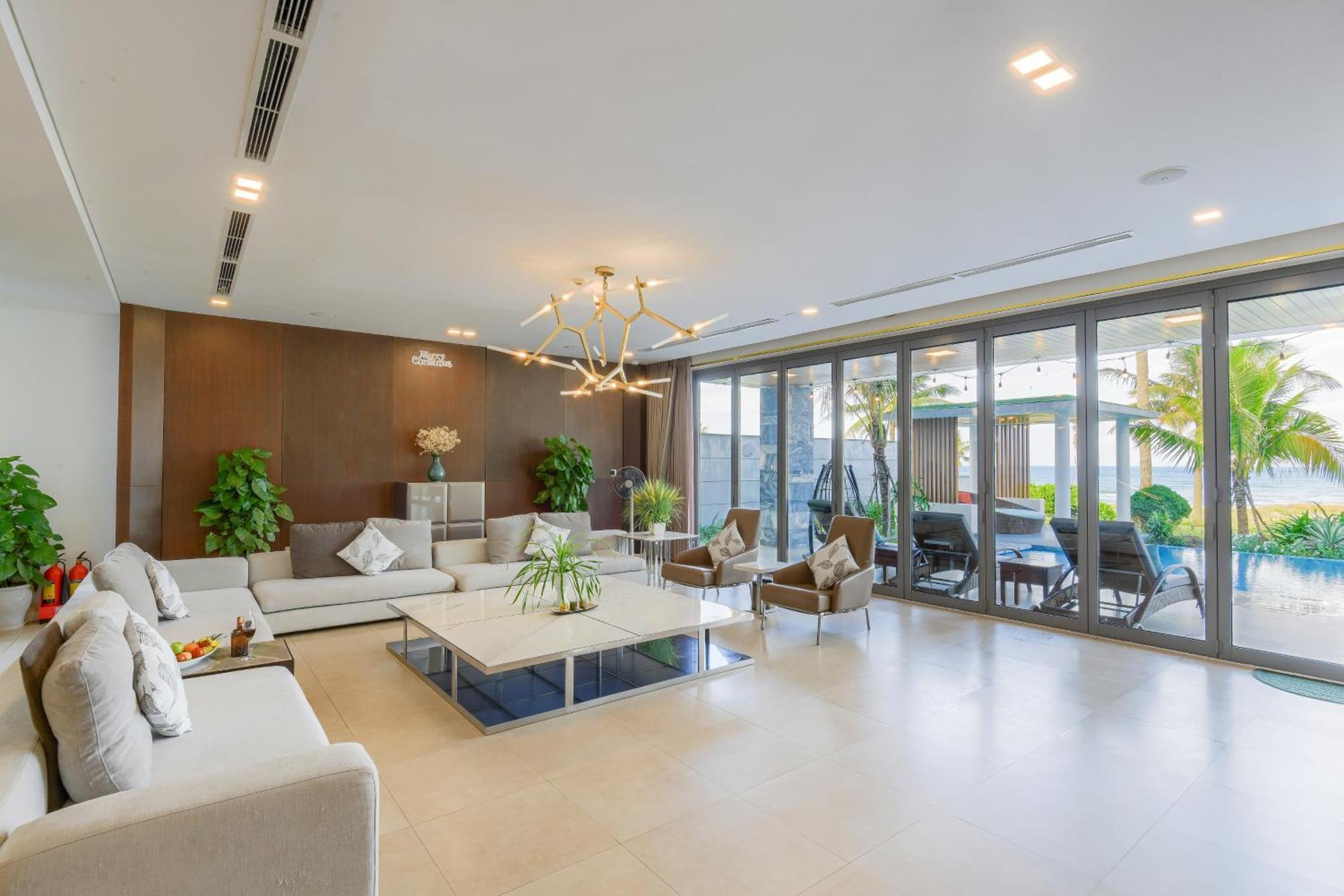 6 Bedrooms Luxury & Beachfront Villa