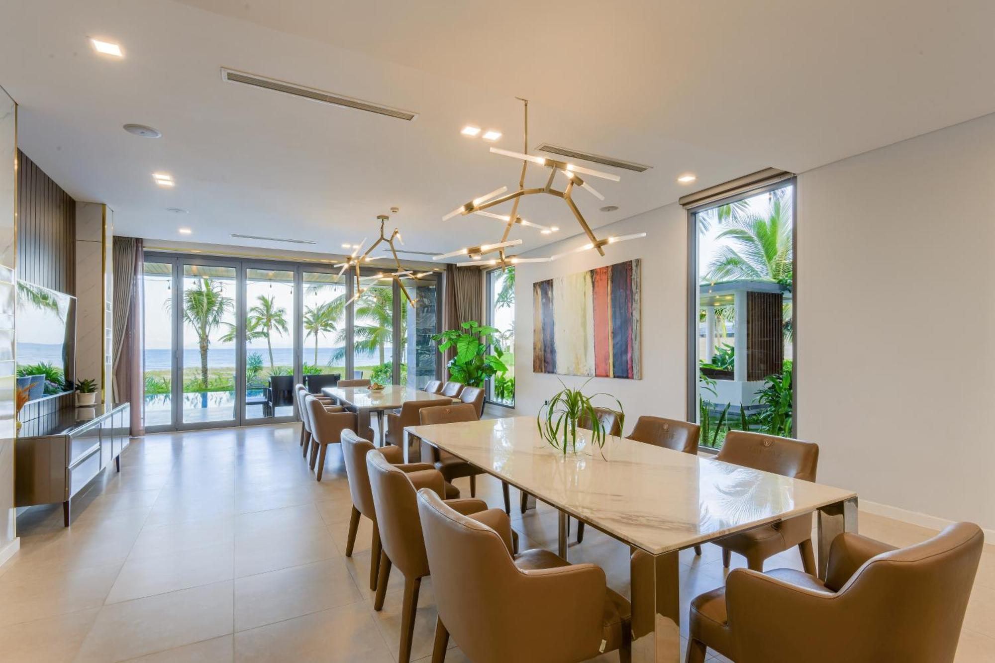 6 Bedrooms Luxury & Beachfront Villa *