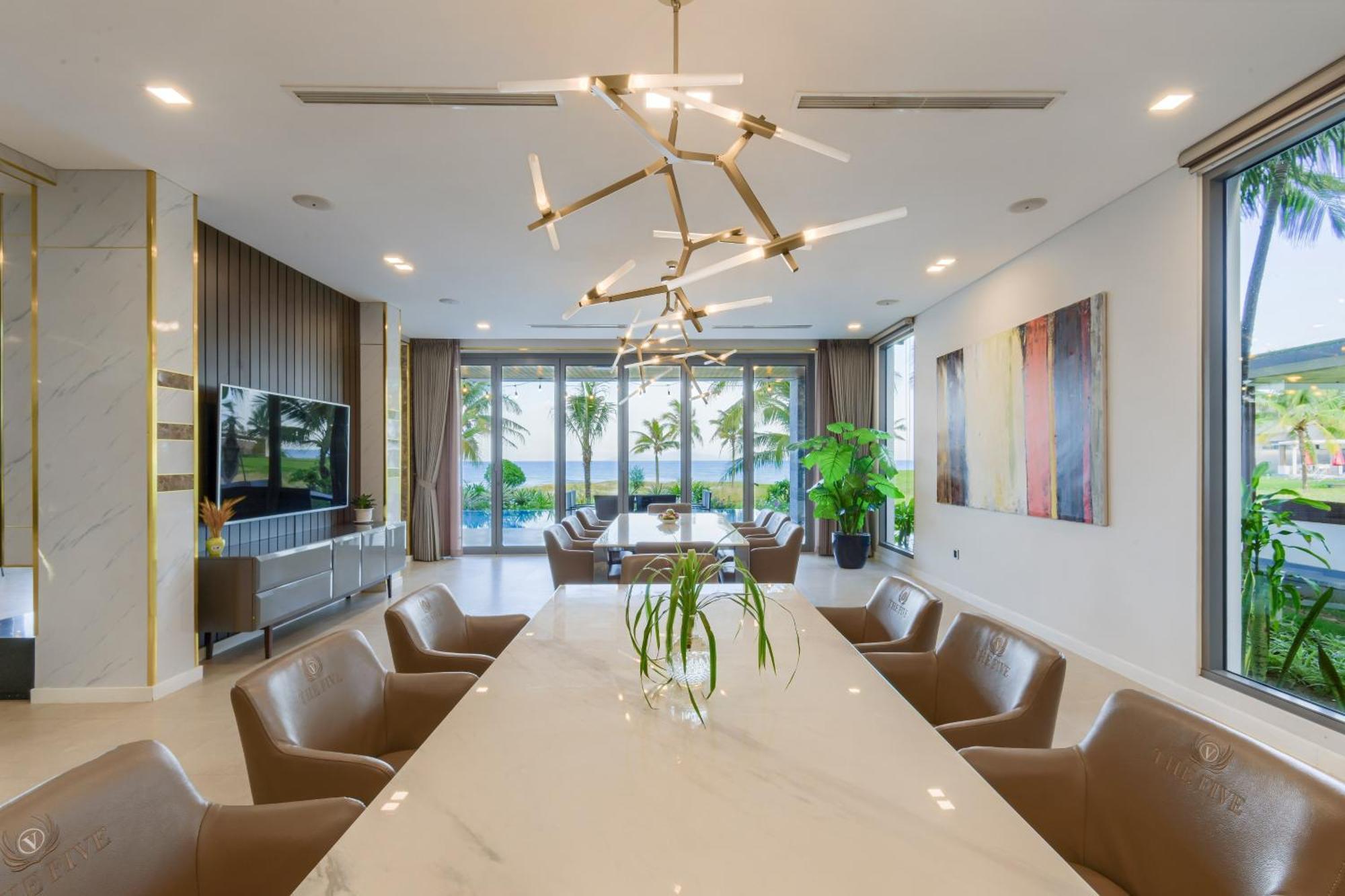 6 Bedrooms Luxury & Beachfront Villa Da Nang