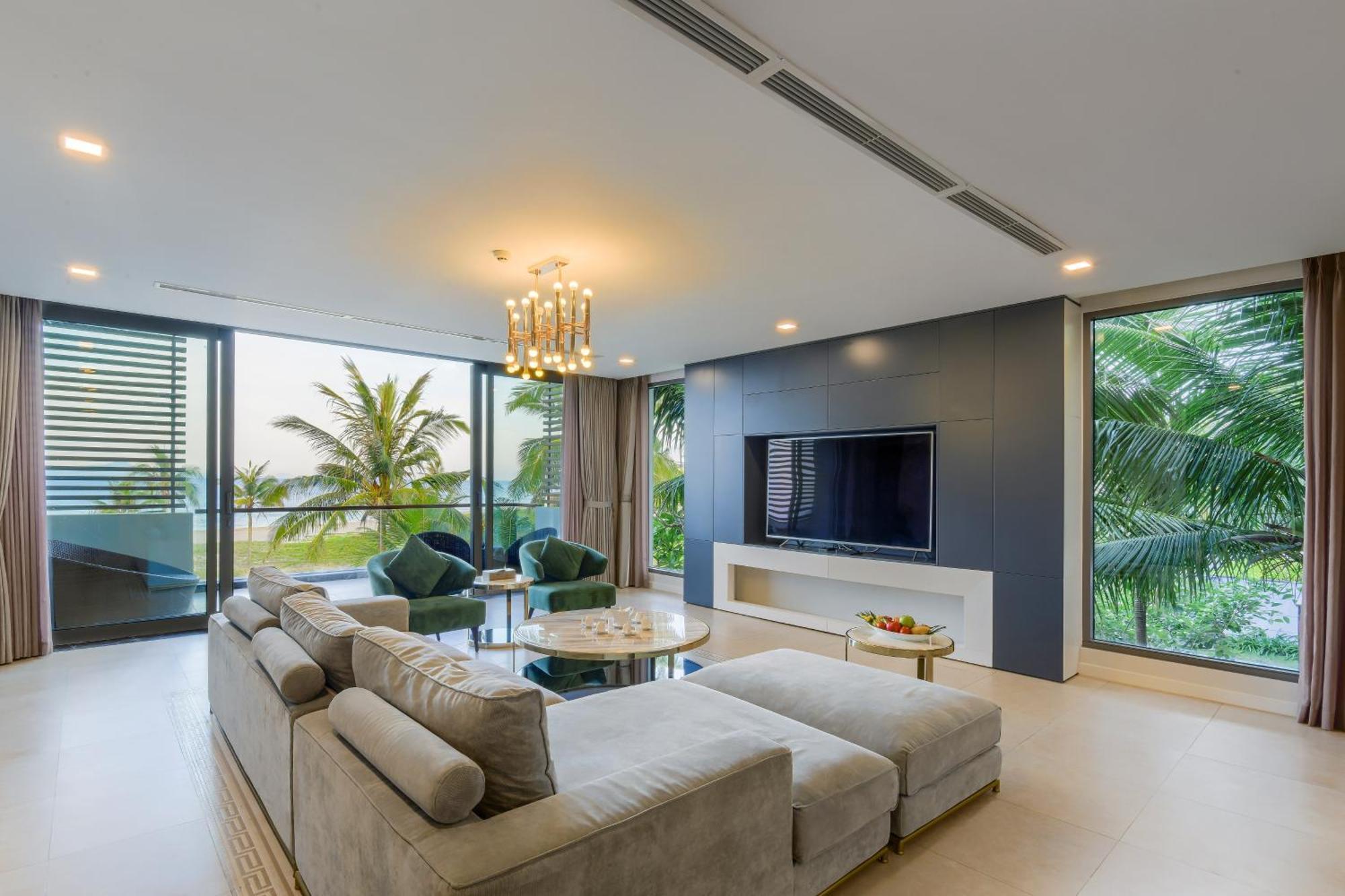 6 Bedrooms Luxury & Beachfront *